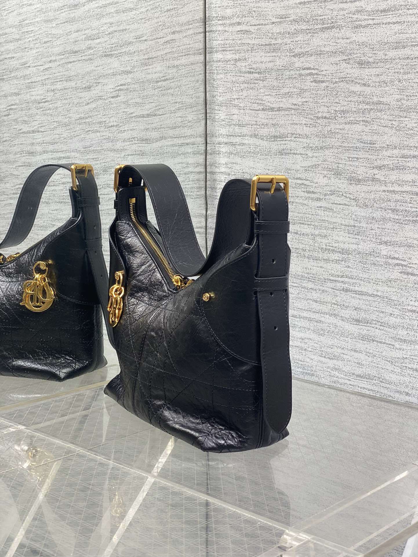 现货‼️新款手袋DIOR VOYAGE系列,太酷了吧,全新的包形运动感十足,无法拒绝的高级感,复古的油蜡