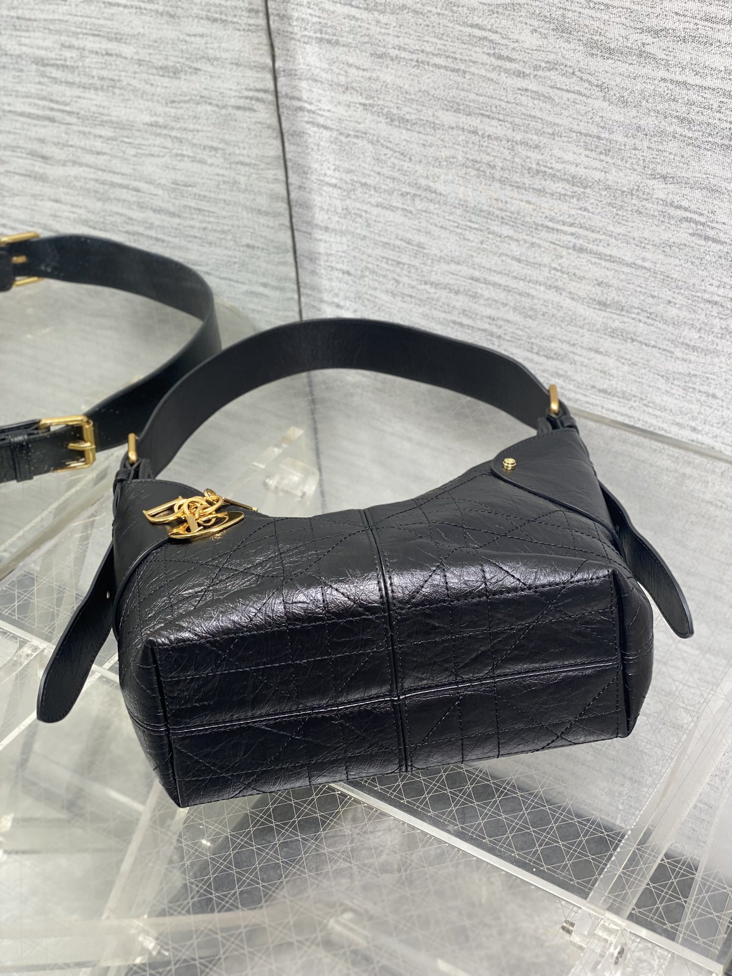 现货‼️新款手袋DIOR VOYAGE系列,太酷了吧,全新的包形运动感十足,无法拒绝的高级感,复古的油蜡