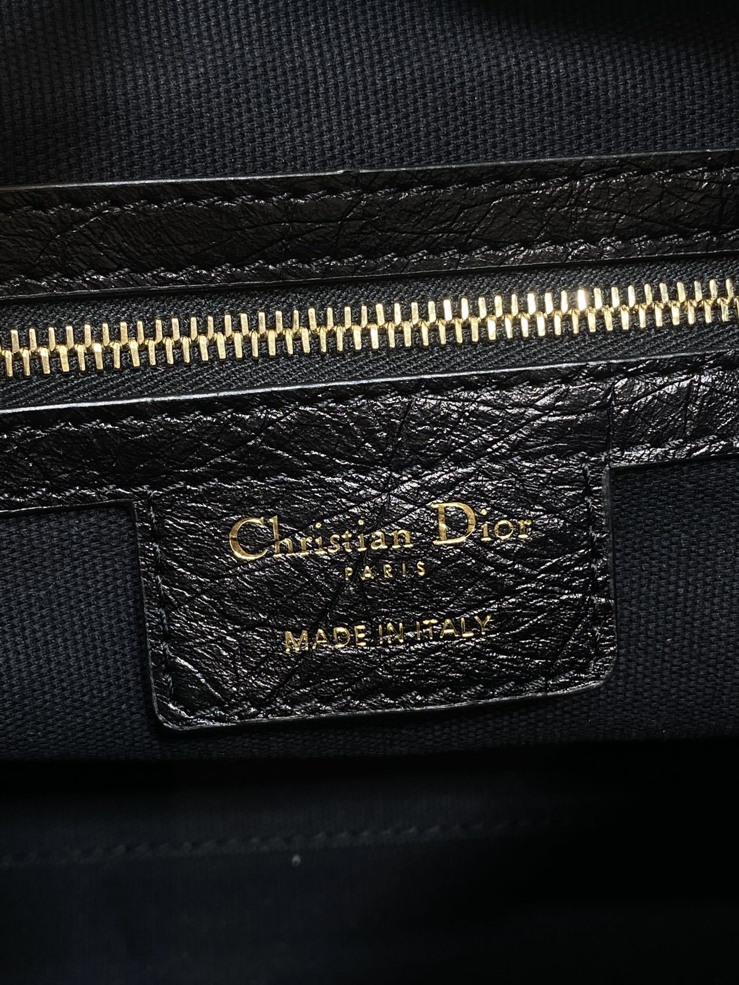 现货‼️新款手袋DIOR VOYAGE系列,太酷了吧,全新的包形运动感十足,无法拒绝的高级感,复古的油蜡