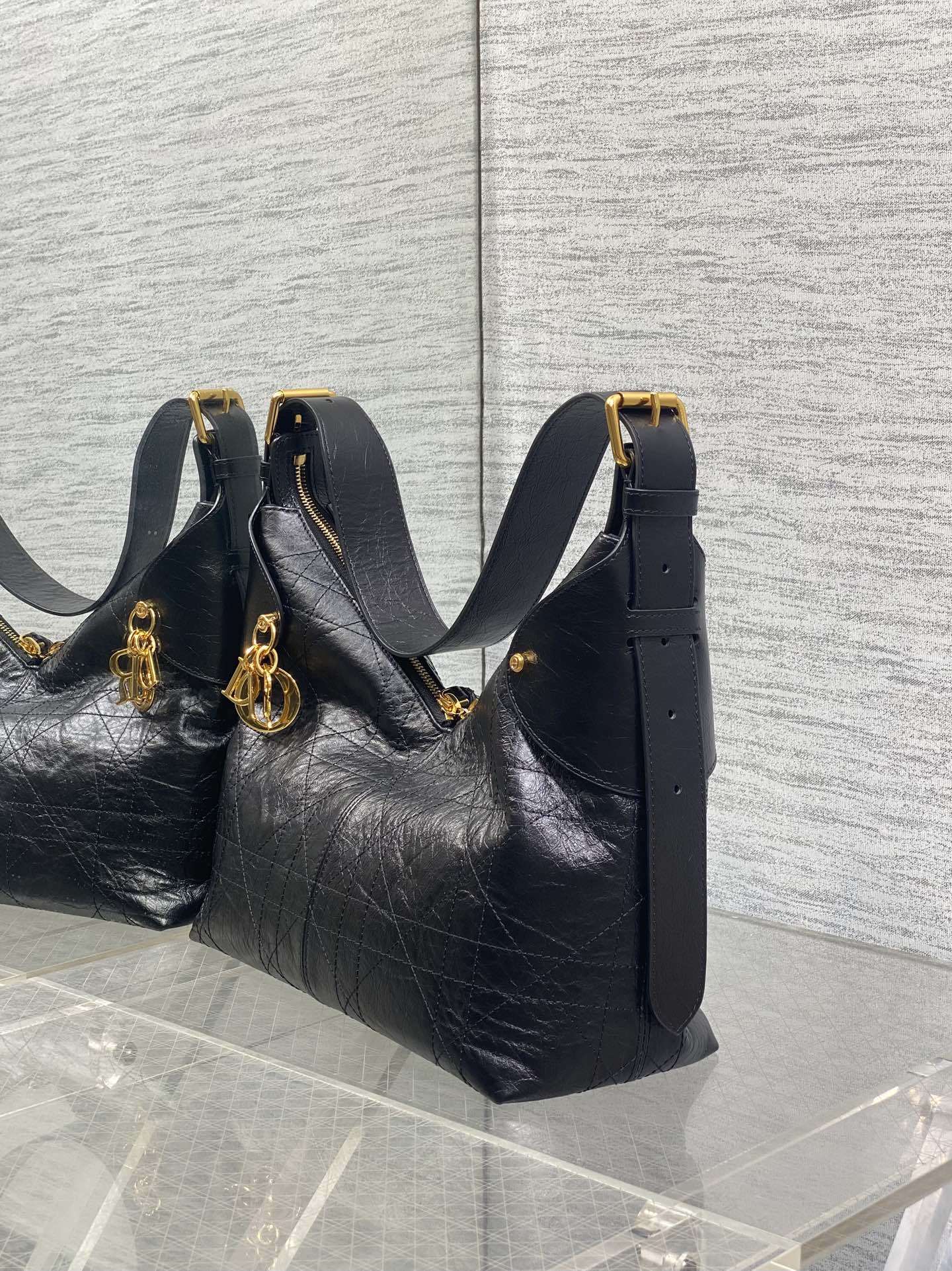 现货‼️新款手袋DIOR VOYAGE系列,太酷了吧,全新的包形运动感十足,无法拒绝的高级感,复古的油蜡