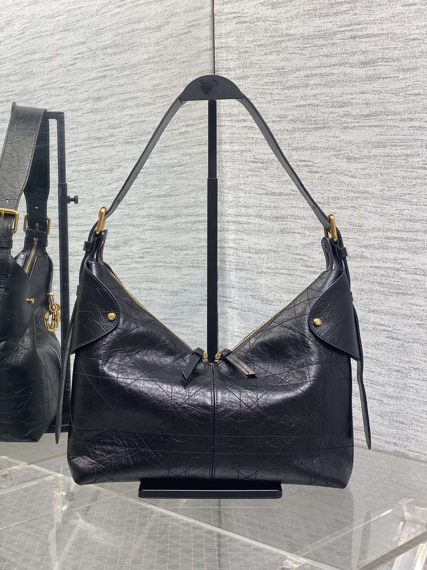 现货‼️新款手袋DIOR VOYAGE系列,太酷了吧,全新的包形运动感十足,无法拒绝的高级感,复古的油蜡