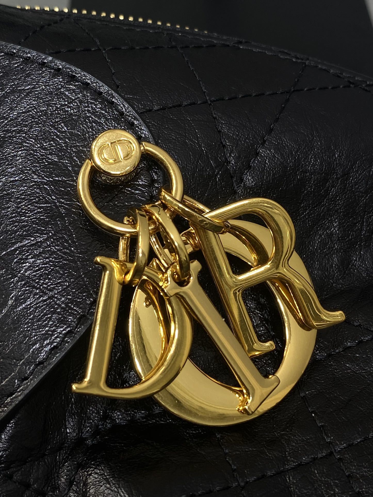 现货‼️新款手袋DIOR VOYAGE系列,太酷了吧,全新的包形运动感十足,无法拒绝的高级感,复古的油蜡