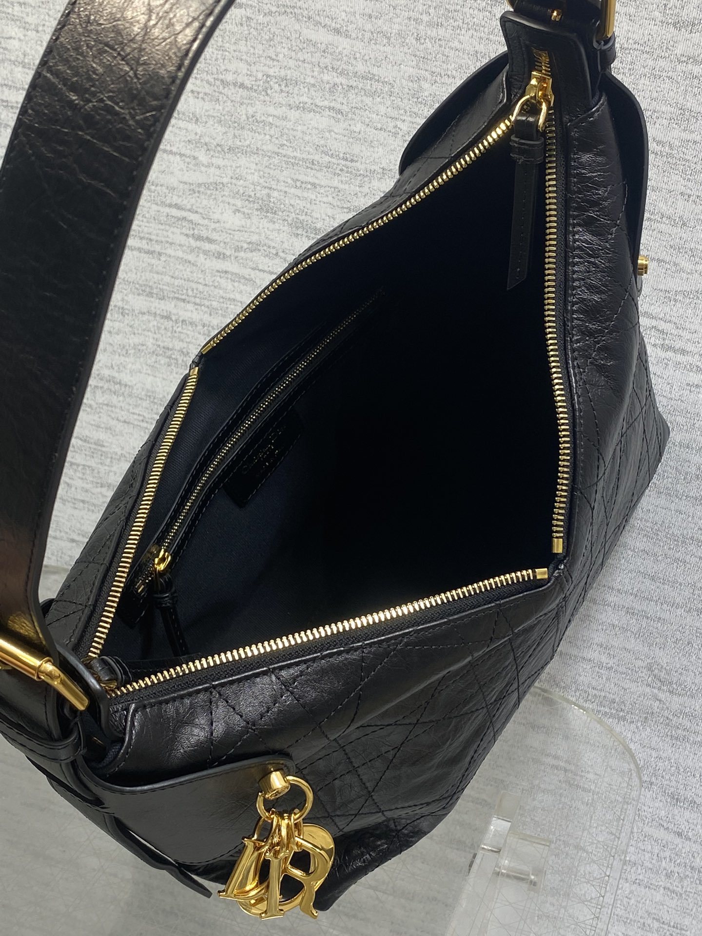 现货‼️新款手袋DIOR VOYAGE系列,太酷了吧,全新的包形运动感十足,无法拒绝的高级感,复古的油蜡