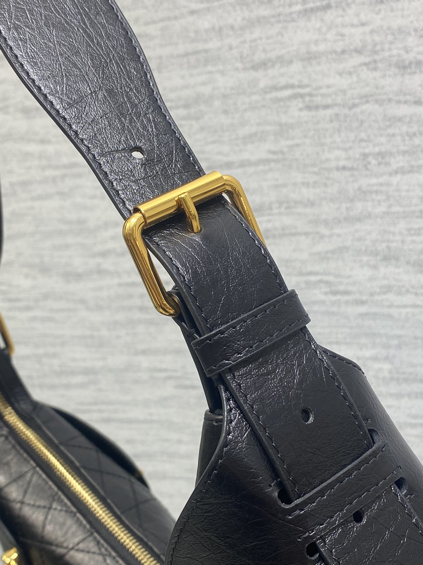 现货‼️新款手袋DIOR VOYAGE系列,太酷了吧,全新的包形运动感十足,无法拒绝的高级感,复古的油蜡