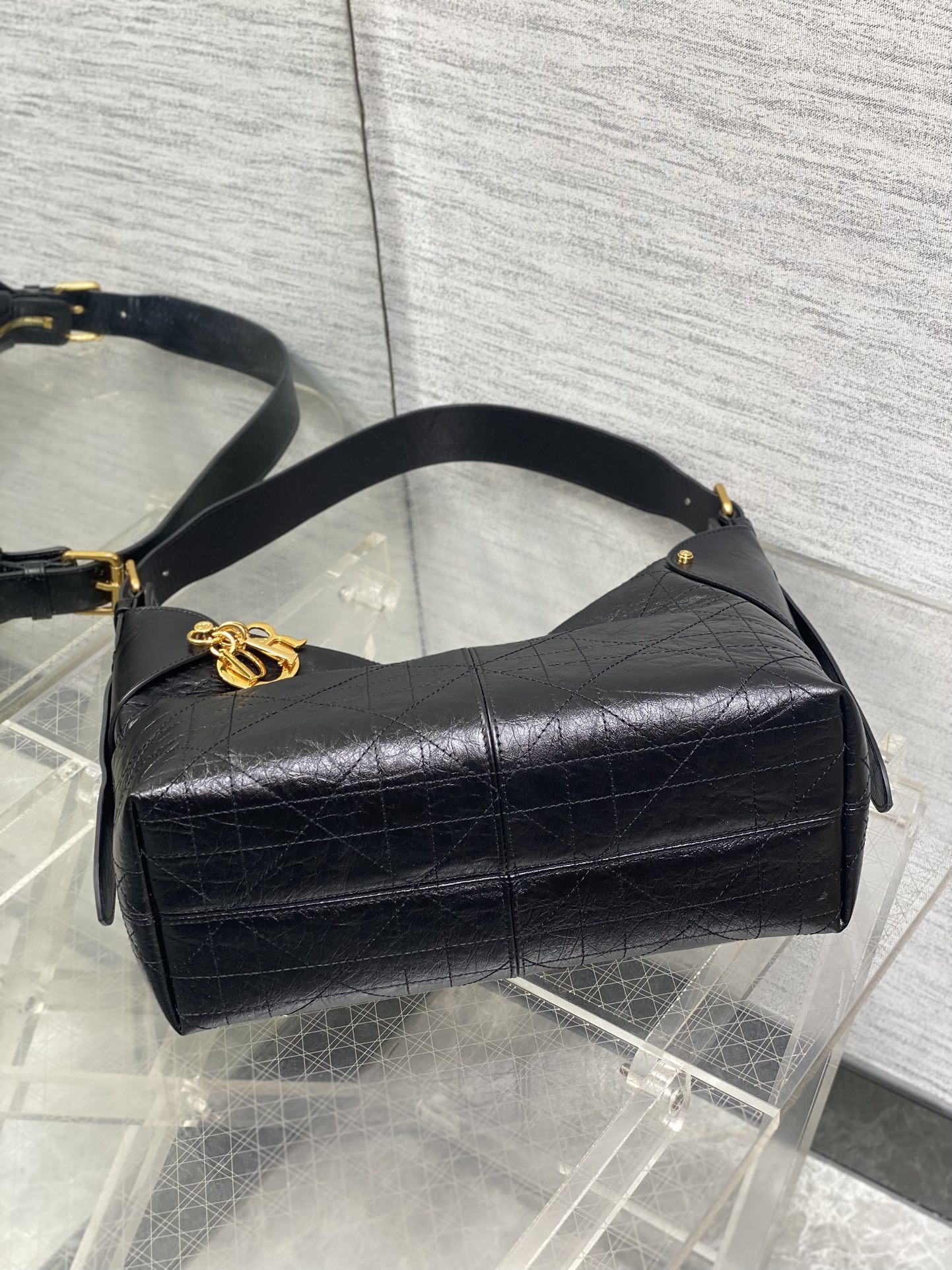 现货‼️新款手袋DIOR VOYAGE系列,太酷了吧,全新的包形运动感十足,无法拒绝的高级感,复古的油蜡