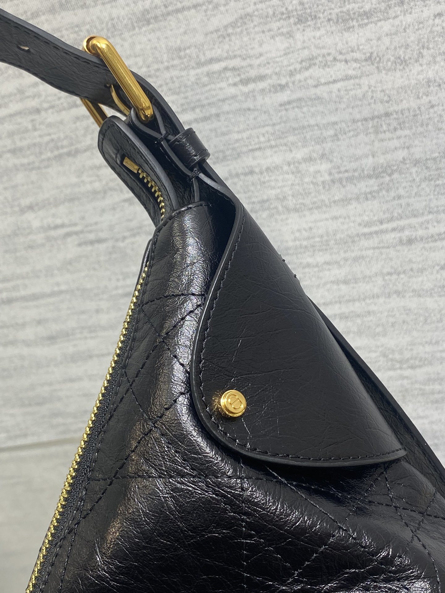 现货‼️新款手袋DIOR VOYAGE系列,太酷了吧,全新的包形运动感十足,无法拒绝的高级感,复古的油蜡