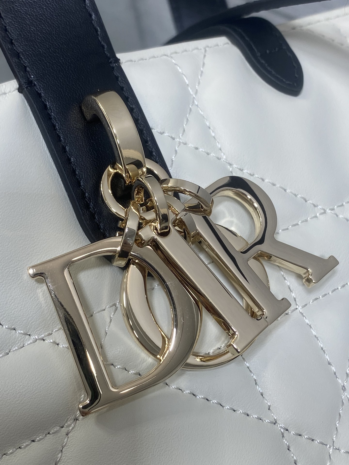 芯片版现货‼️Toujours竖版系列黑白拼色小号,最美的熊猫拼色来了,简约又不失百搭,专属的菜篮子,有