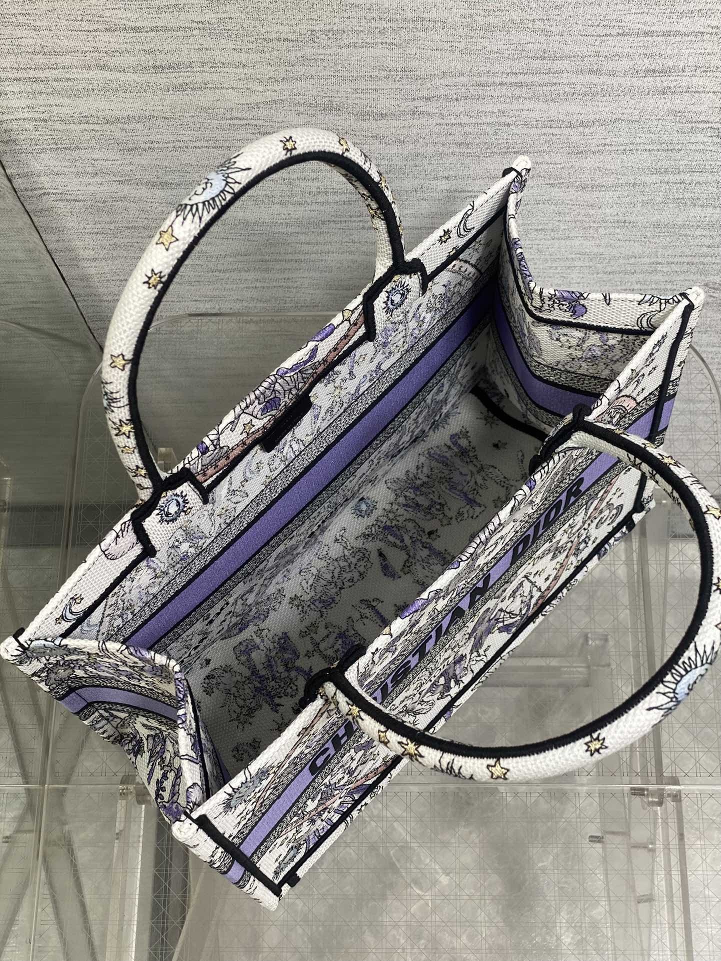 芯片版中号现货‼️ Tote最新春夏系列,蓝色野人刺绣图案,夏日气息扑面而来,高级的拼色,标志性的字母,