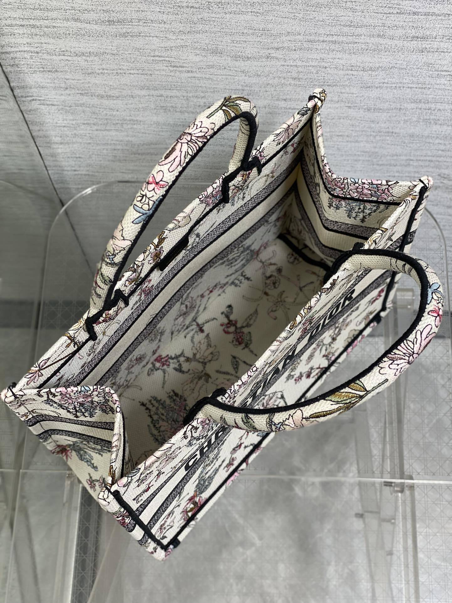 芯片版中号现货‼️ Tote最新春夏系列,四月花刺绣图案,夏日气息扑面而来,高级的拼色,标志性的字母,超