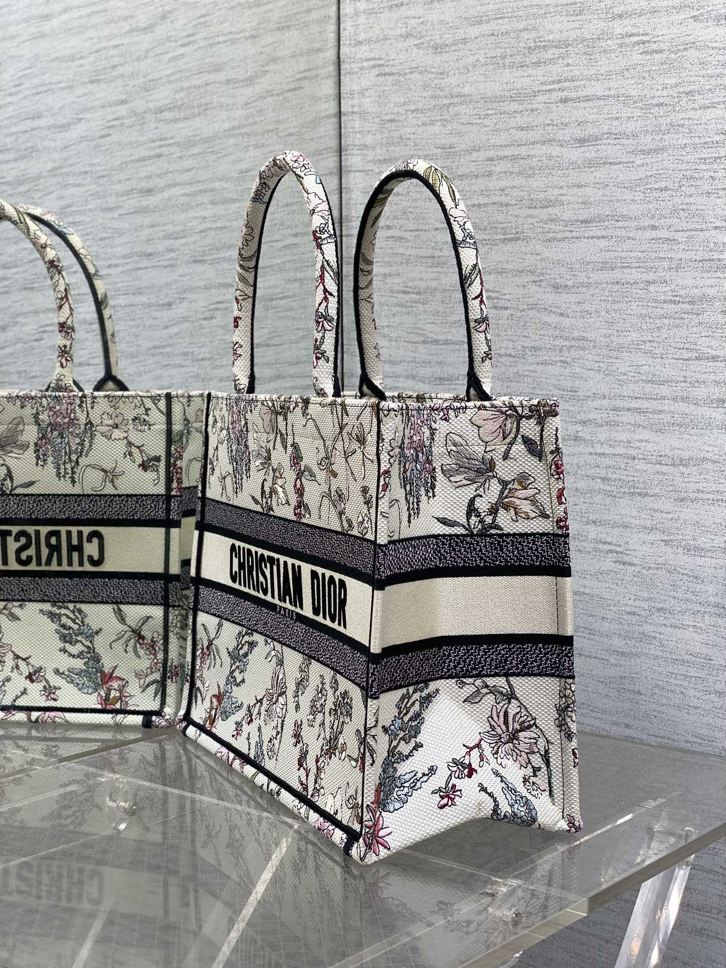 芯片版中号现货‼️ Tote最新春夏系列,四月花刺绣图案,夏日气息扑面而来,高级的拼色,标志性的字母,超