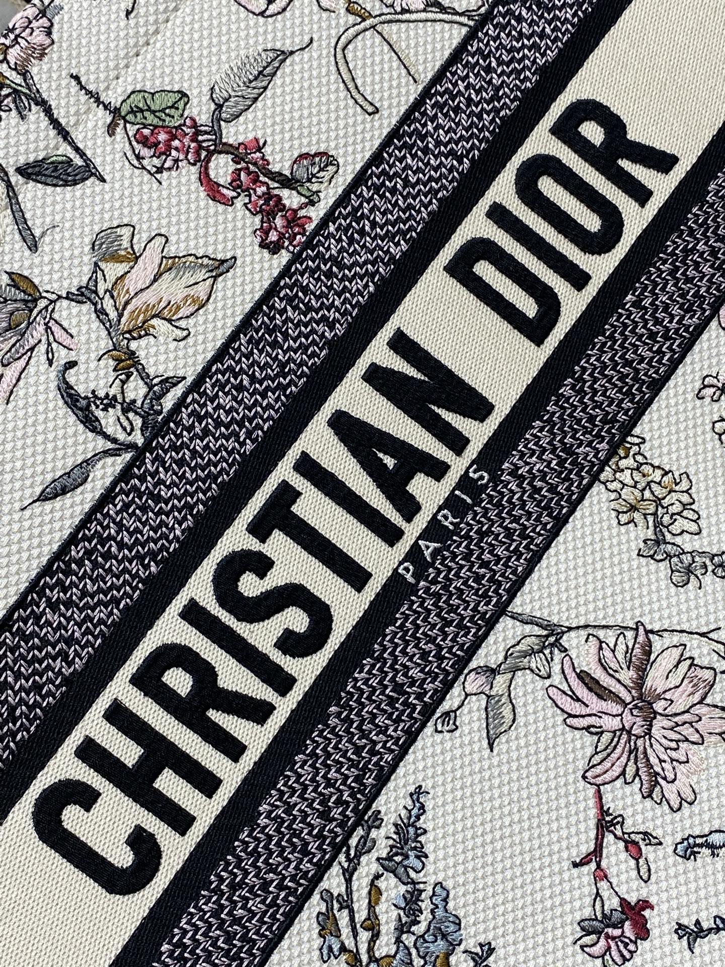 芯片版中号现货‼️ Tote最新春夏系列,四月花刺绣图案,夏日气息扑面而来,高级的拼色,标志性的字母,超