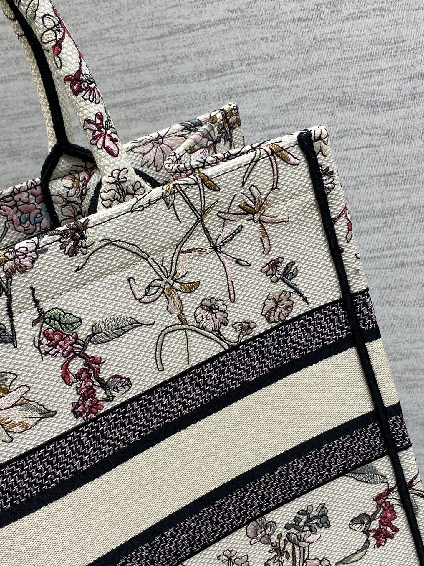 芯片版中号现货‼️ Tote最新春夏系列,四月花刺绣图案,夏日气息扑面而来,高级的拼色,标志性的字母,超