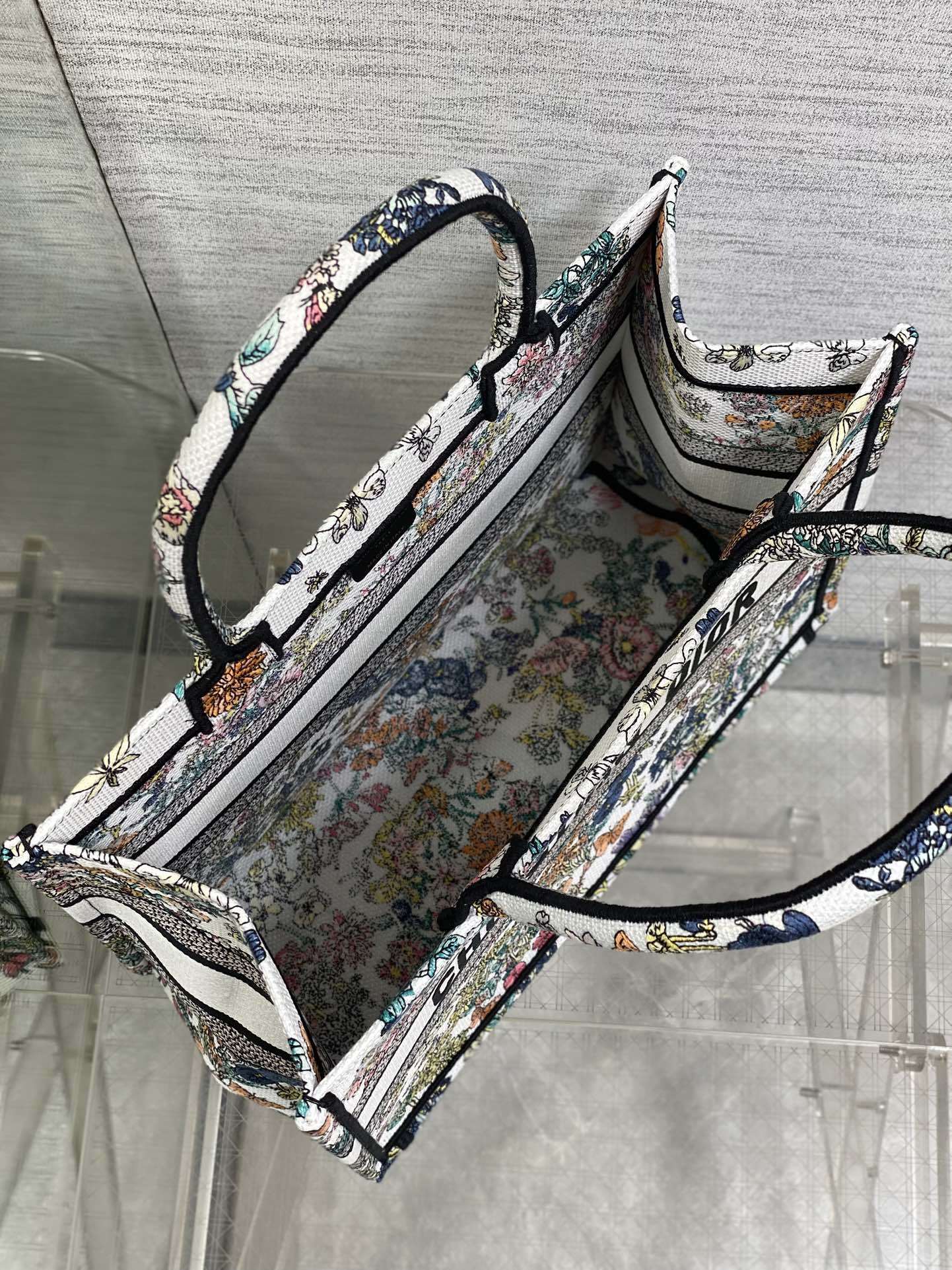 芯片版中号现货‼️ Tote最新春夏系列,多色蝴蝶花园刺绣图案,夏日气息扑面而来,高级的拼色,标志性的字