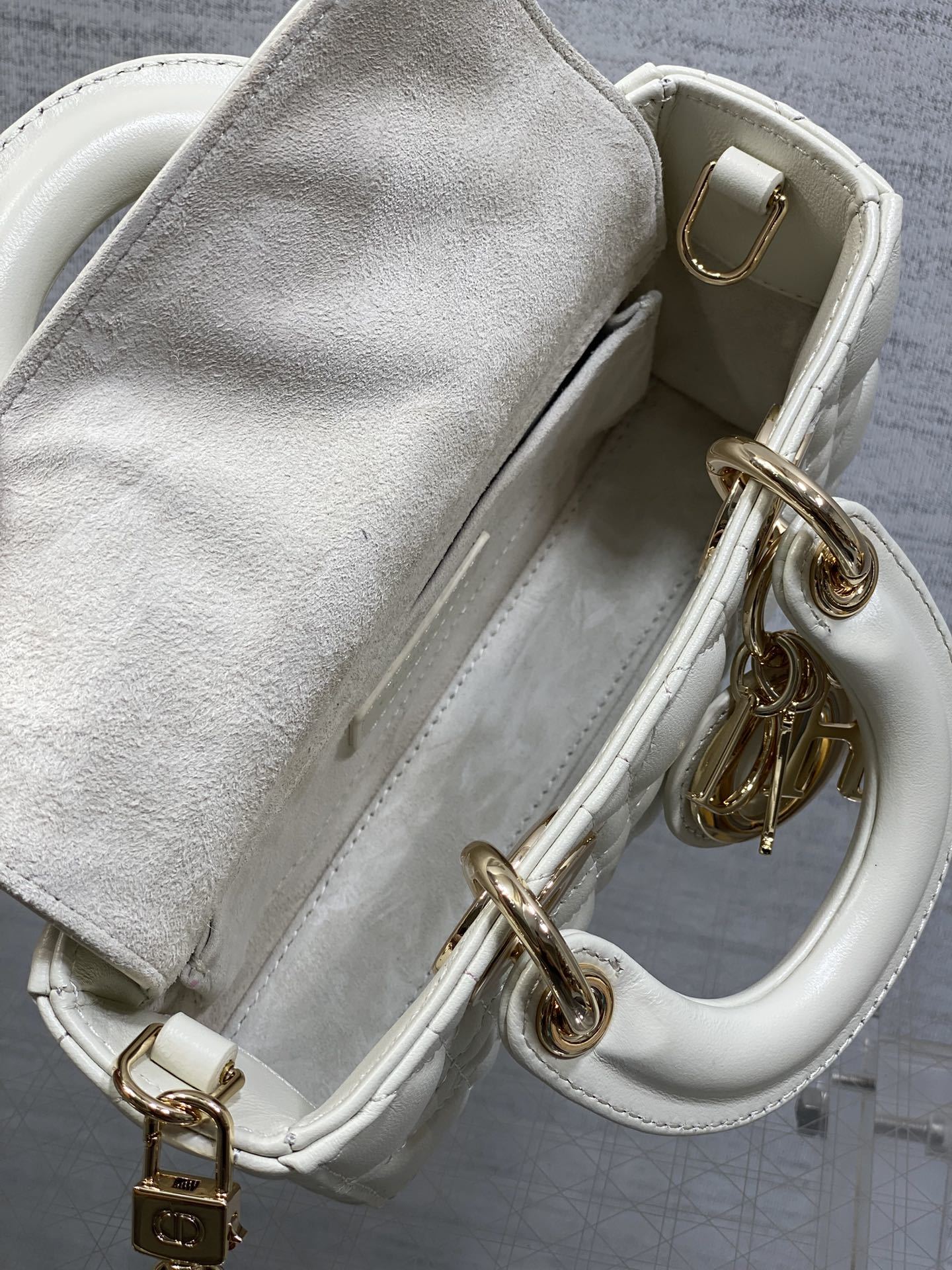 芯片版白色现货‼️原厂皮内里配羊筋D-joy最新mini系列,说micro太小,小号太大的宝贝们都看过来