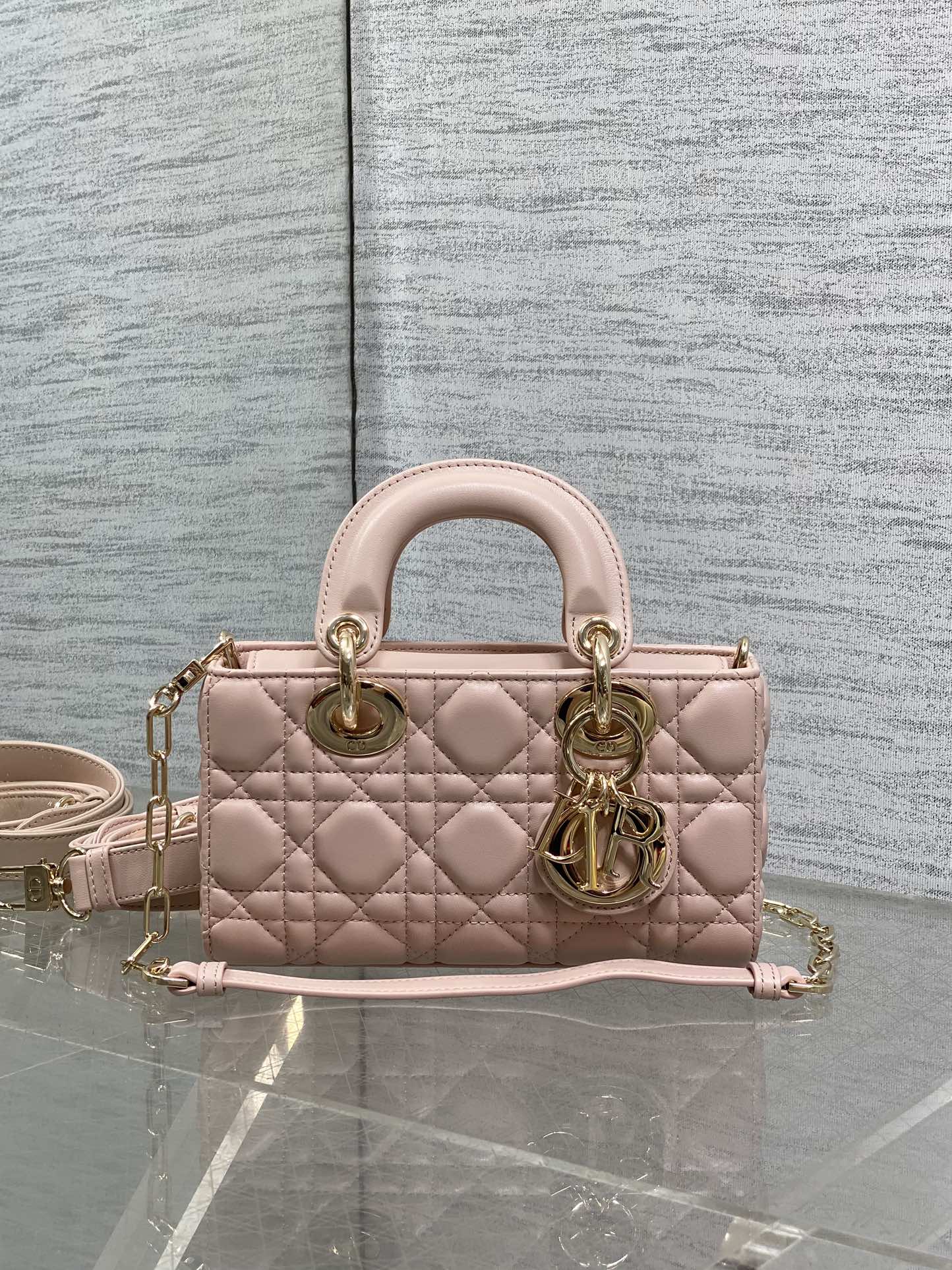 芯片版粉色现货‼️原厂皮内里配羊筋D-joy最新mini系列,说micro太小,小号太大的宝贝们都看过来