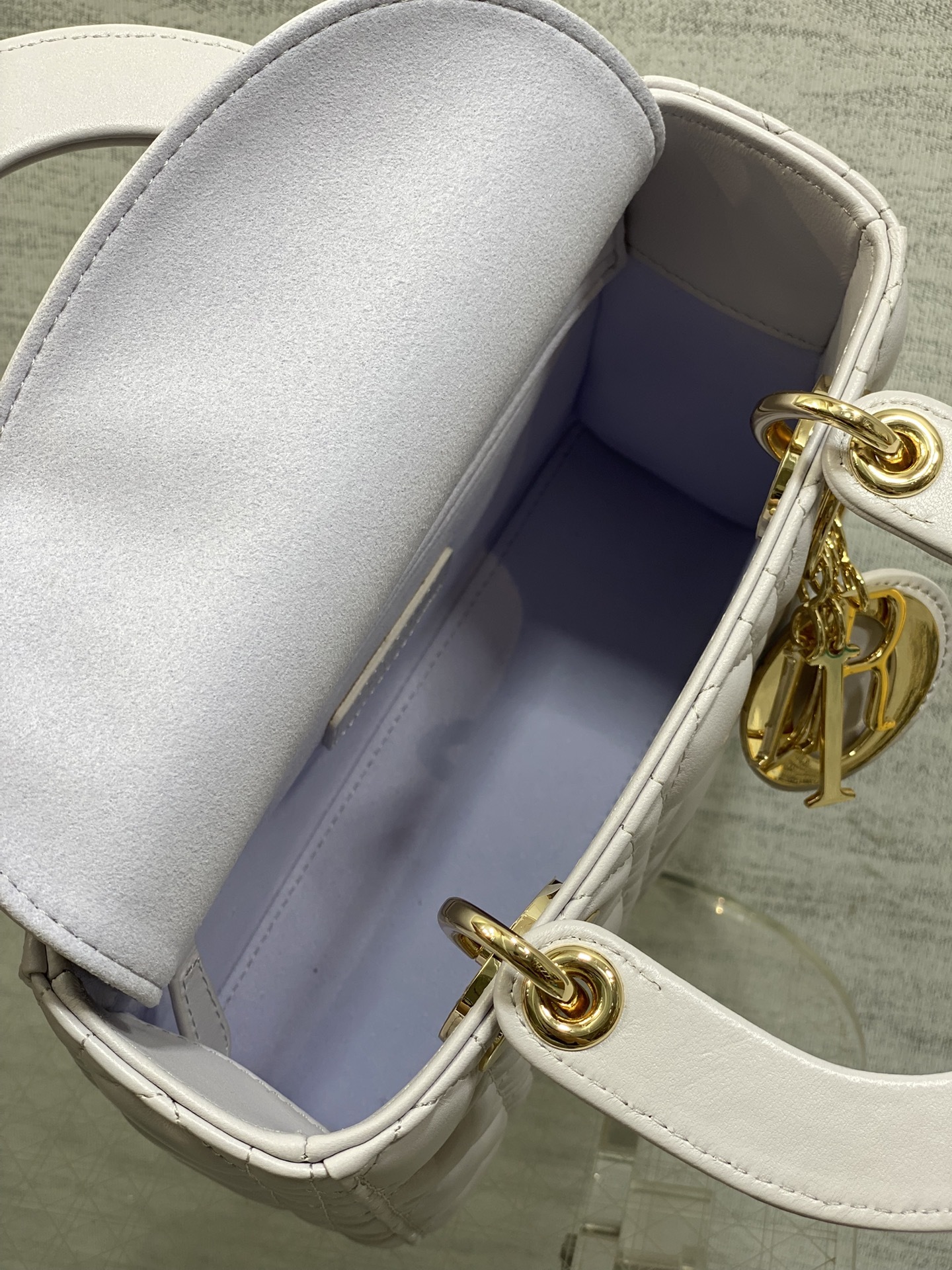 现货‼️Lady戴妃四格系列,经典的包形,甜美又不失优雅,春夏最新颜色,小清新风格🆕,搭配最新的字母肩带