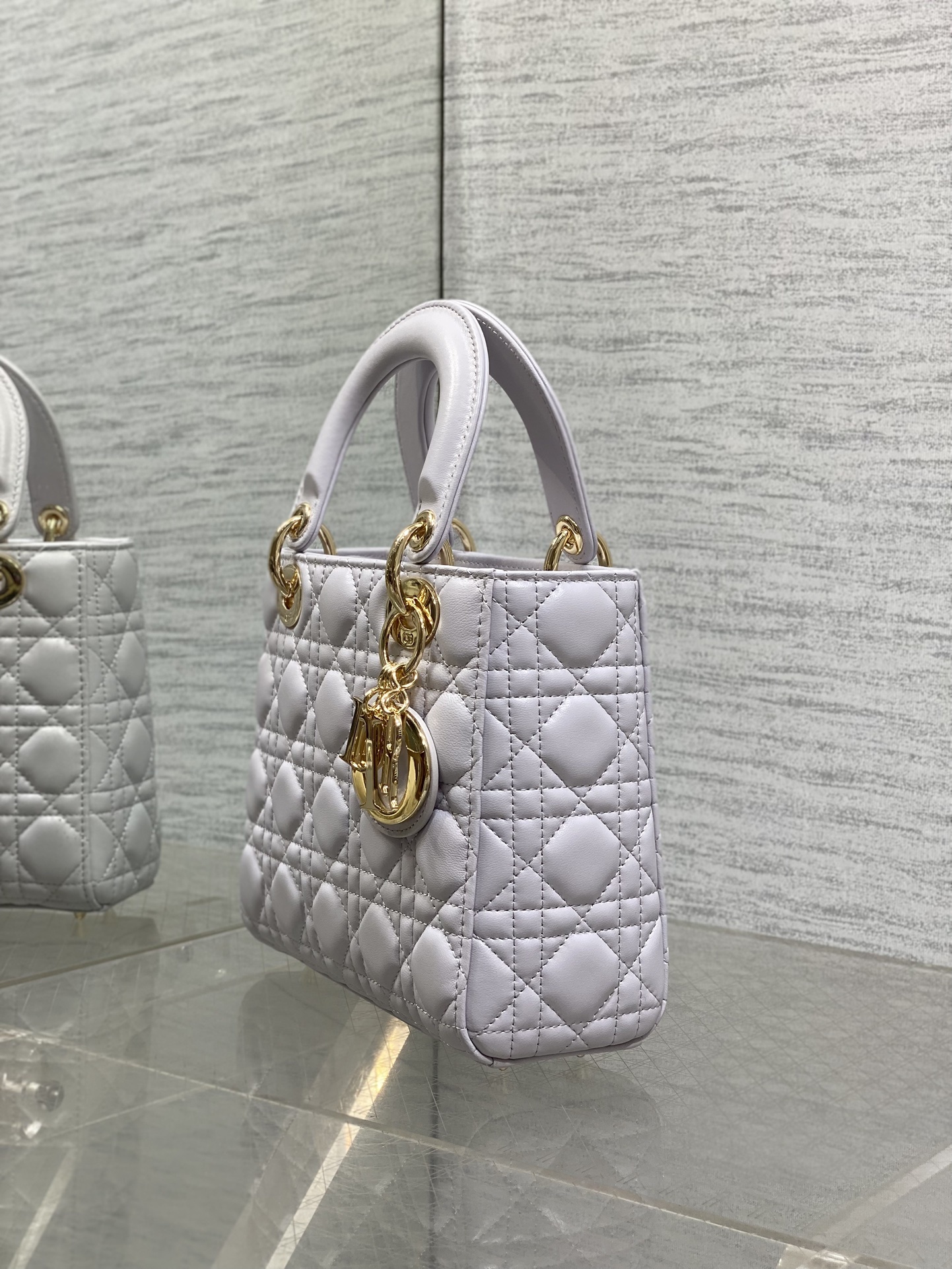 现货‼️Lady戴妃四格系列,经典的包形,甜美又不失优雅,春夏最新颜色,小清新风格🆕,搭配最新的字母肩带