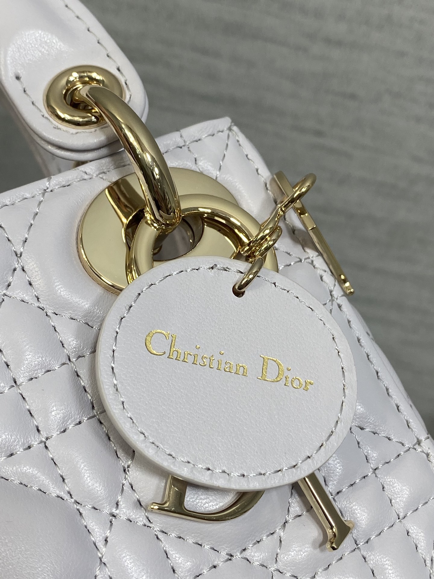 现货‼️Classic Lady戴妃包,人手一个必备的三格小包😍。迷人优雅又气场十足💃🏻,斜挎手拎也是女