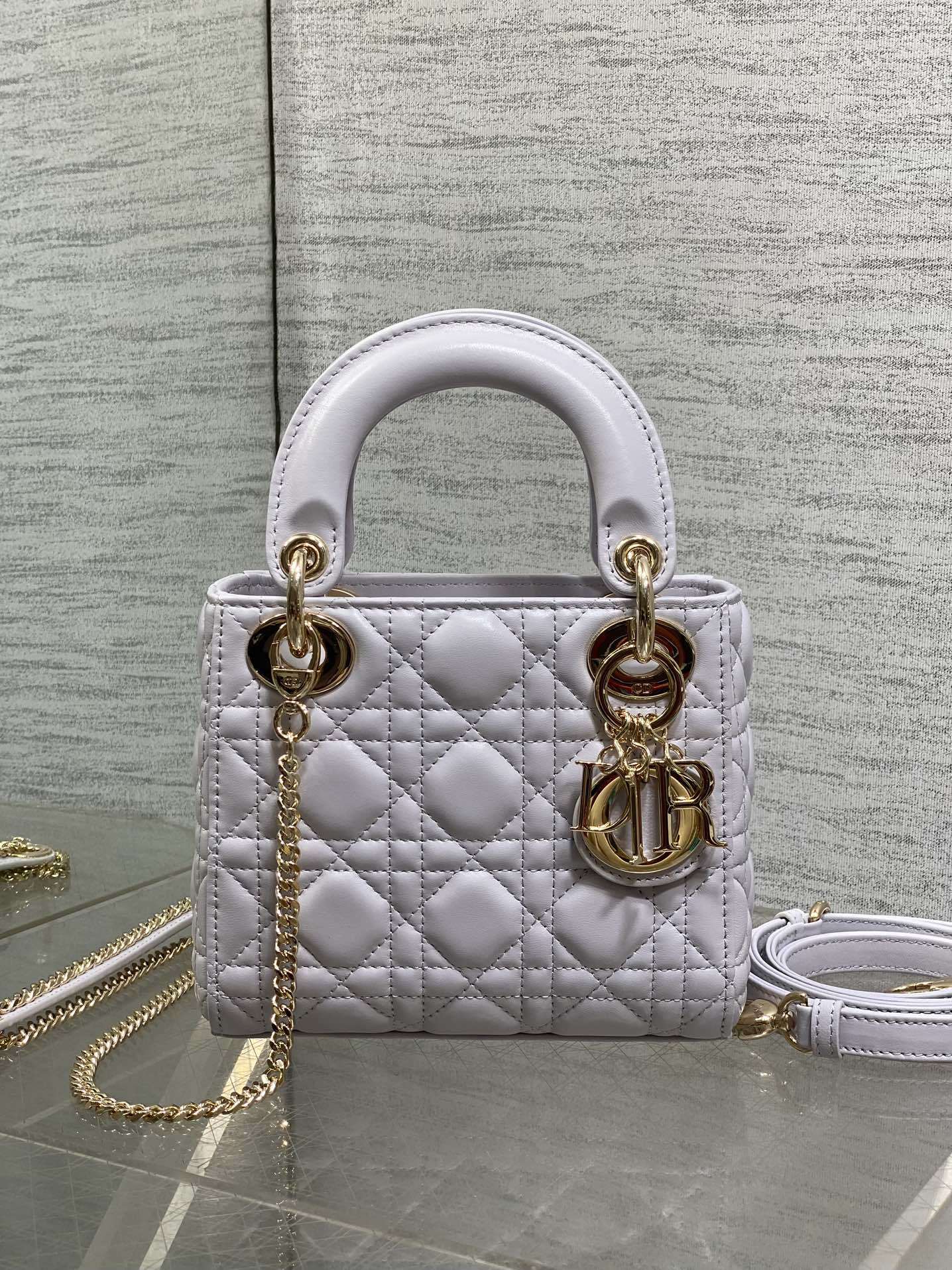 现货‼️Classic Lady戴妃包,人手一个必备的三格小包😍。迷人优雅又气场十足💃🏻,斜挎手拎也是女