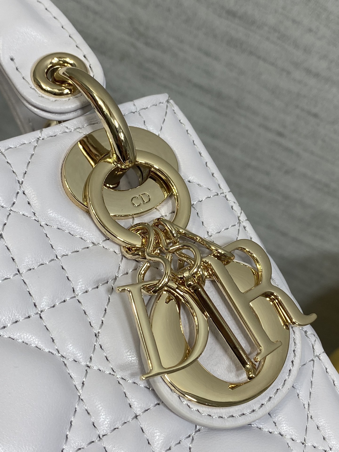 现货‼️Classic Lady戴妃包,人手一个必备的三格小包😍。迷人优雅又气场十足💃🏻,斜挎手拎也是女