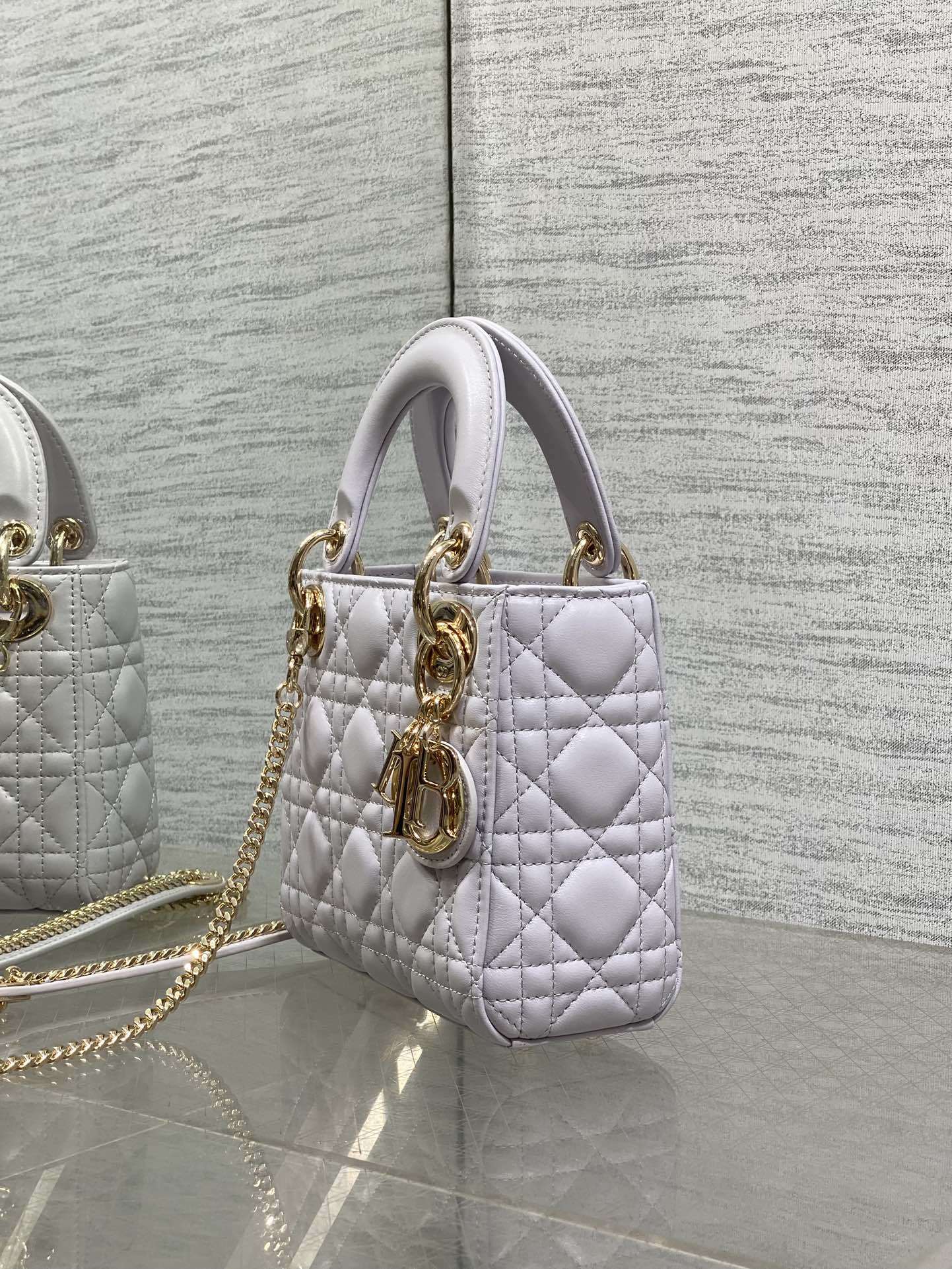 现货‼️Classic Lady戴妃包,人手一个必备的三格小包😍。迷人优雅又气场十足💃🏻,斜挎手拎也是女