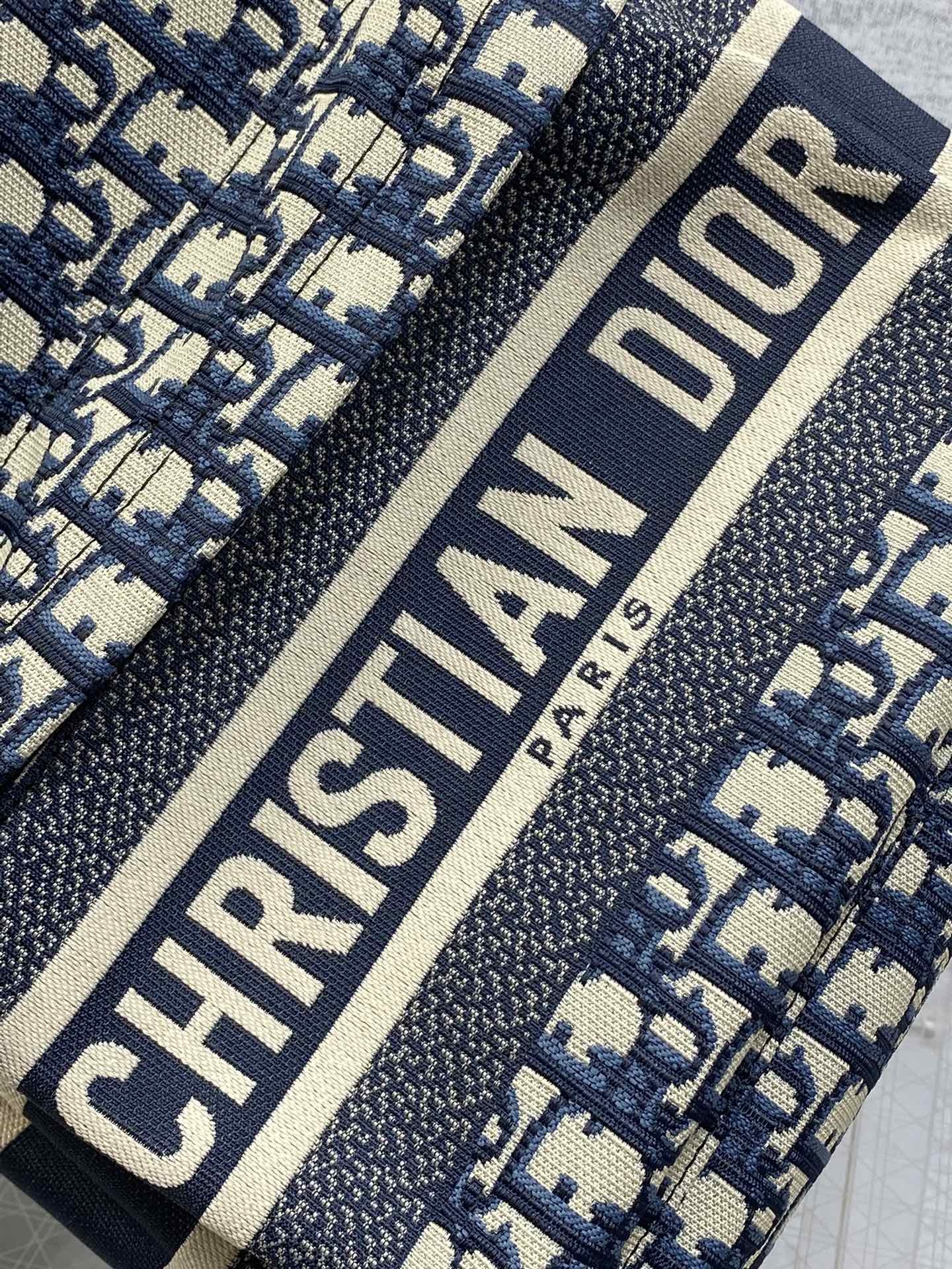 现货‼️Travel系列字母帆布小号双肩包超火的小号双肩包来拉,颜值超高狠狠种草,上身尺寸刚刚好包形简洁