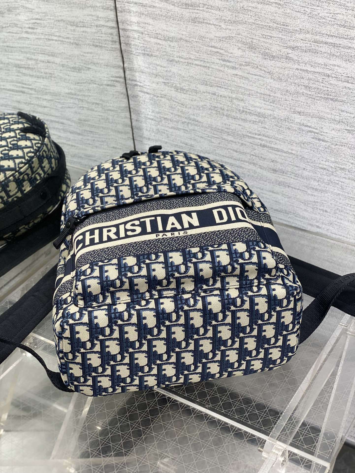 现货‼️Travel系列字母帆布小号双肩包超火的小号双肩包来拉,颜值超高狠狠种草,上身尺寸刚刚好包形简洁