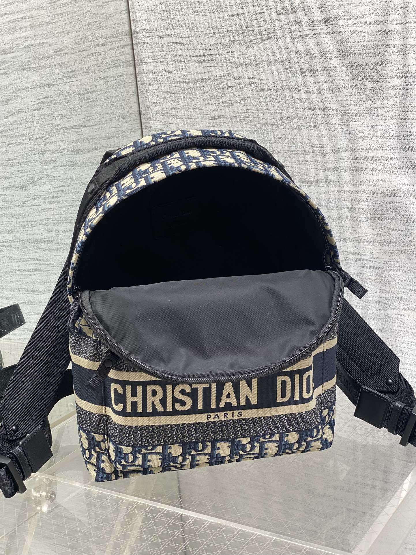 现货‼️Travel系列字母帆布小号双肩包超火的小号双肩包来拉,颜值超高狠狠种草,上身尺寸刚刚好包形简洁