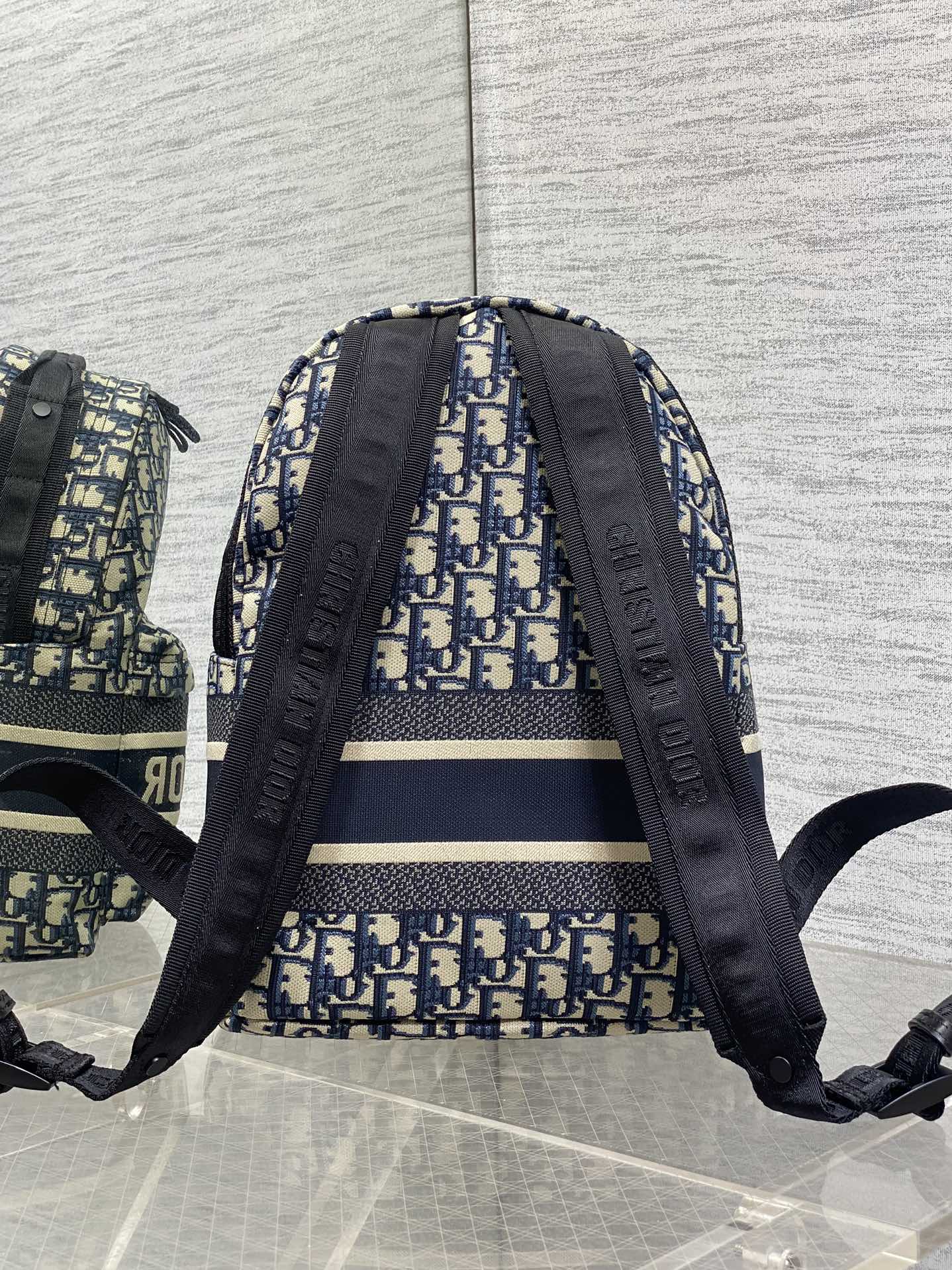 现货‼️Travel系列字母帆布小号双肩包超火的小号双肩包来拉,颜值超高狠狠种草,上身尺寸刚刚好包形简洁