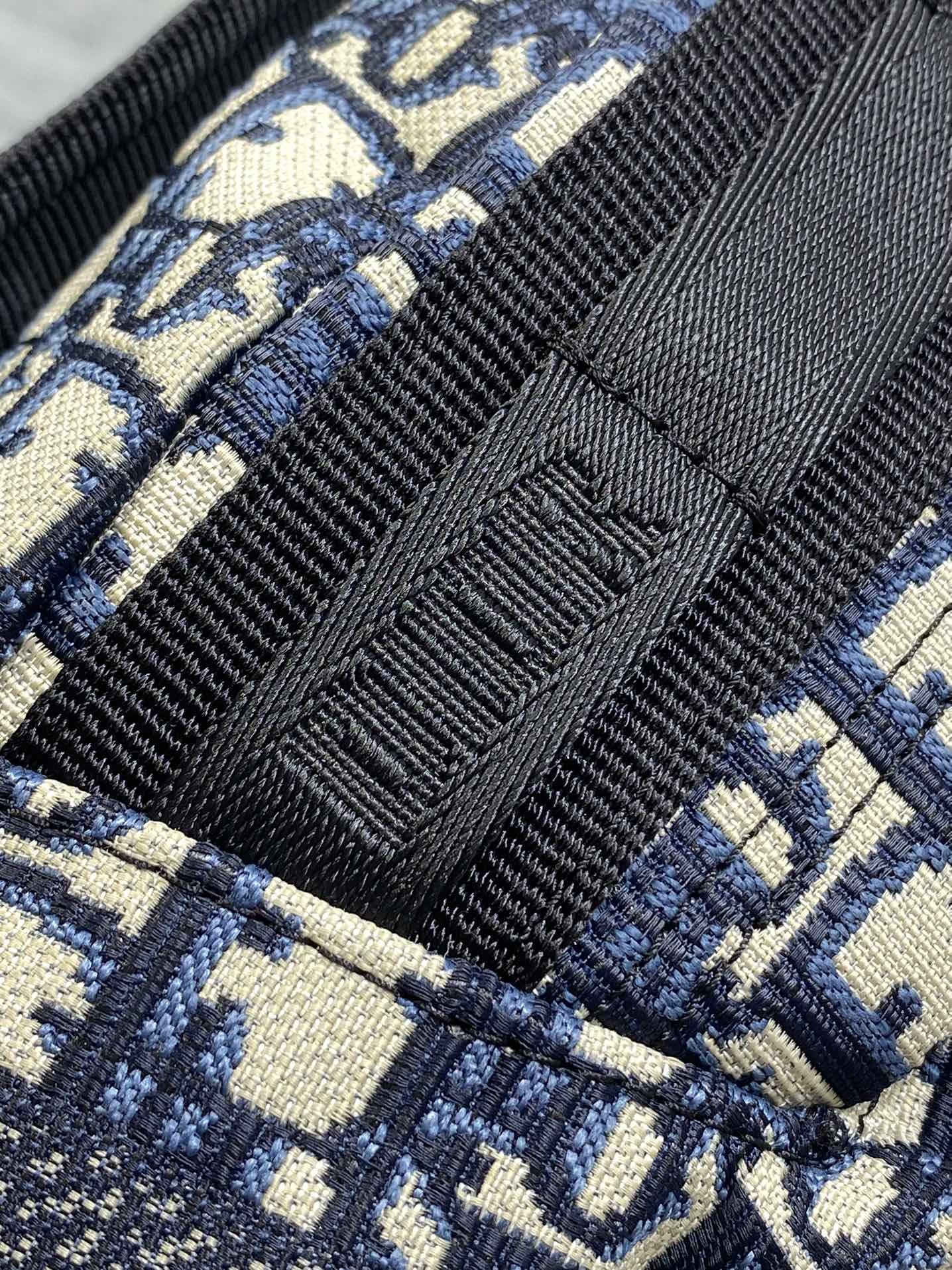 现货‼️Travel系列字母帆布小号双肩包超火的小号双肩包来拉,颜值超高狠狠种草,上身尺寸刚刚好包形简洁