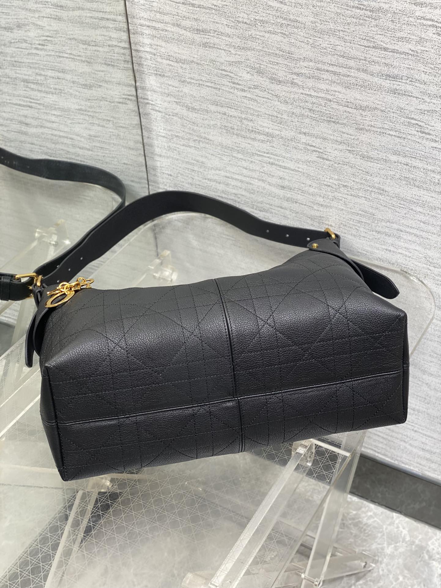 现货‼️新款手袋DIOR VOYAGE系列，太酷了吧，全新的包形运动感十足，无法拒绝的高级感，复古的油蜡