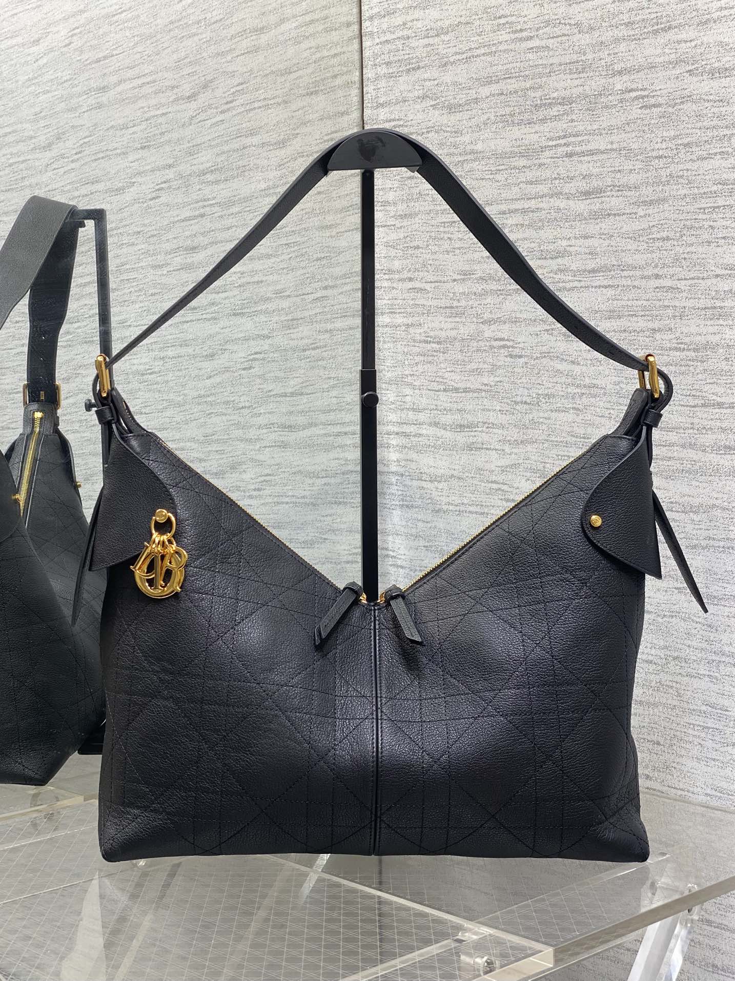 现货‼️新款手袋DIOR VOYAGE系列，太酷了吧，全新的包形运动感十足，无法拒绝的高级感，复古的油蜡