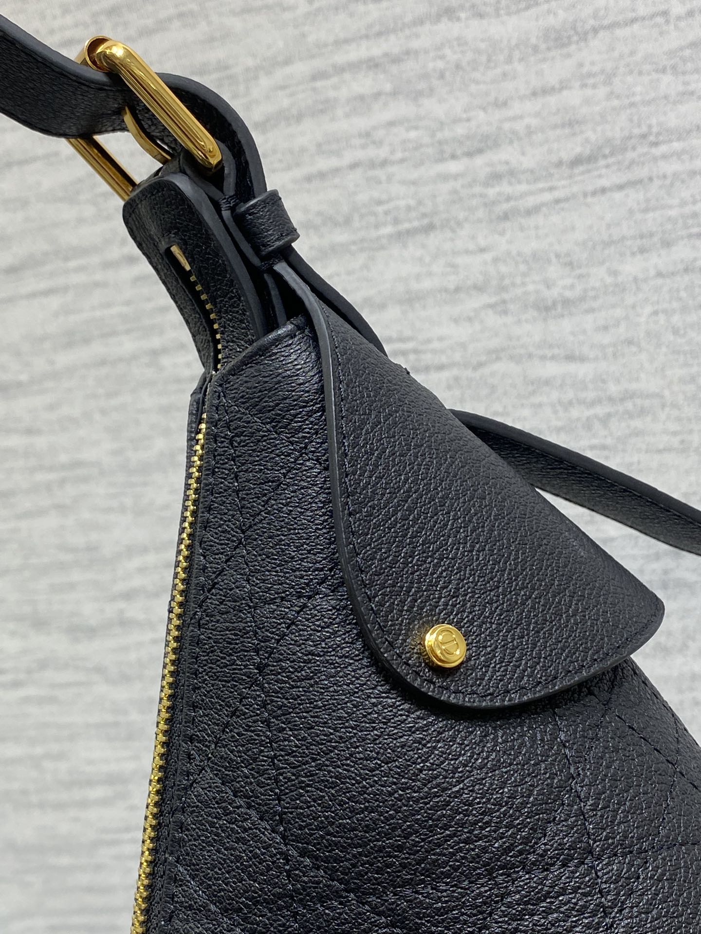 现货‼️新款手袋DIOR VOYAGE系列，太酷了吧，全新的包形运动感十足，无法拒绝的高级感，复古的油蜡