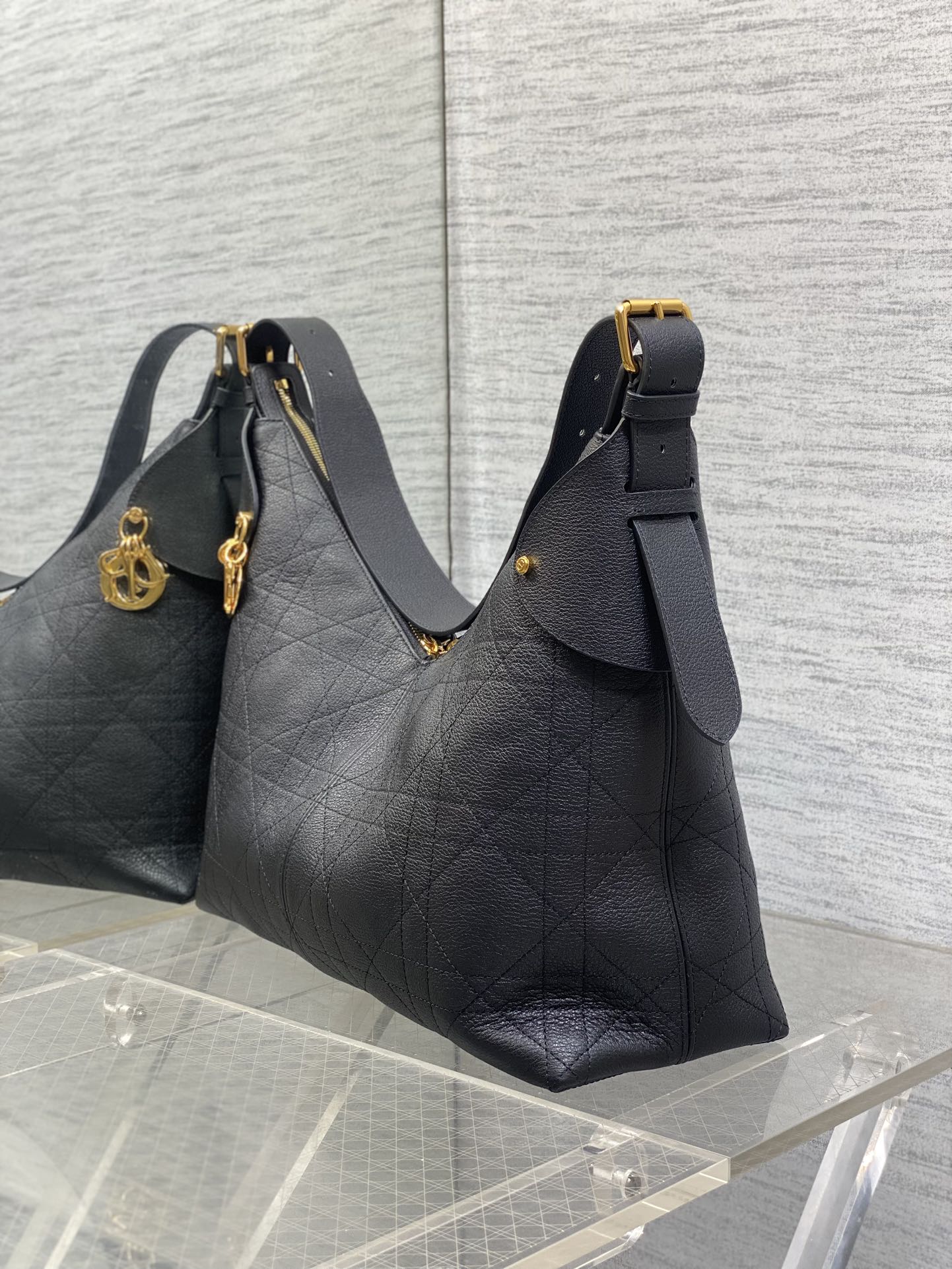 现货‼️新款手袋DIOR VOYAGE系列，太酷了吧，全新的包形运动感十足，无法拒绝的高级感，复古的油蜡