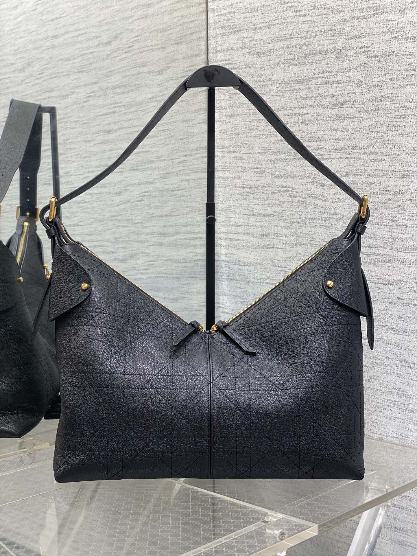 现货‼️新款手袋DIOR VOYAGE系列，太酷了吧，全新的包形运动感十足，无法拒绝的高级感，复古的油蜡