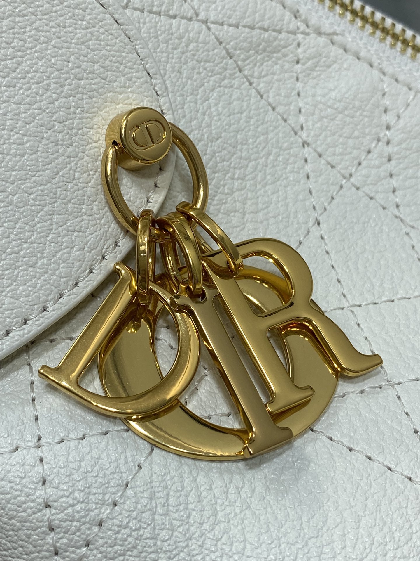 现货‼️新款手袋DIOR VOYAGE系列，太酷了吧，全新的包形运动感十足，无法拒绝的高级感，复古的油蜡