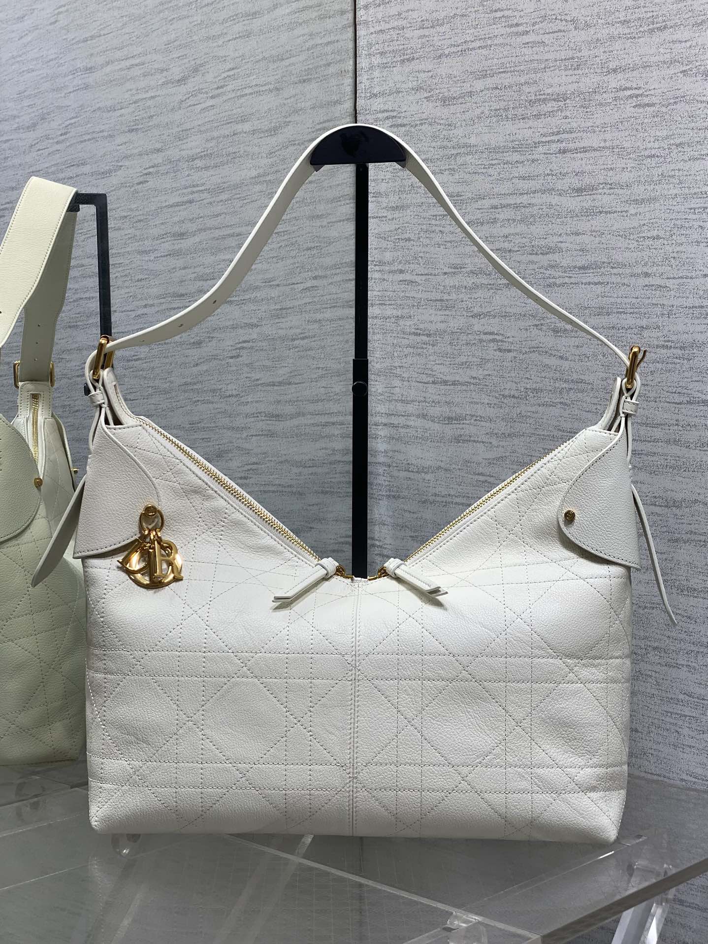 现货‼️新款手袋DIOR VOYAGE系列，太酷了吧，全新的包形运动感十足，无法拒绝的高级感，复古的油蜡