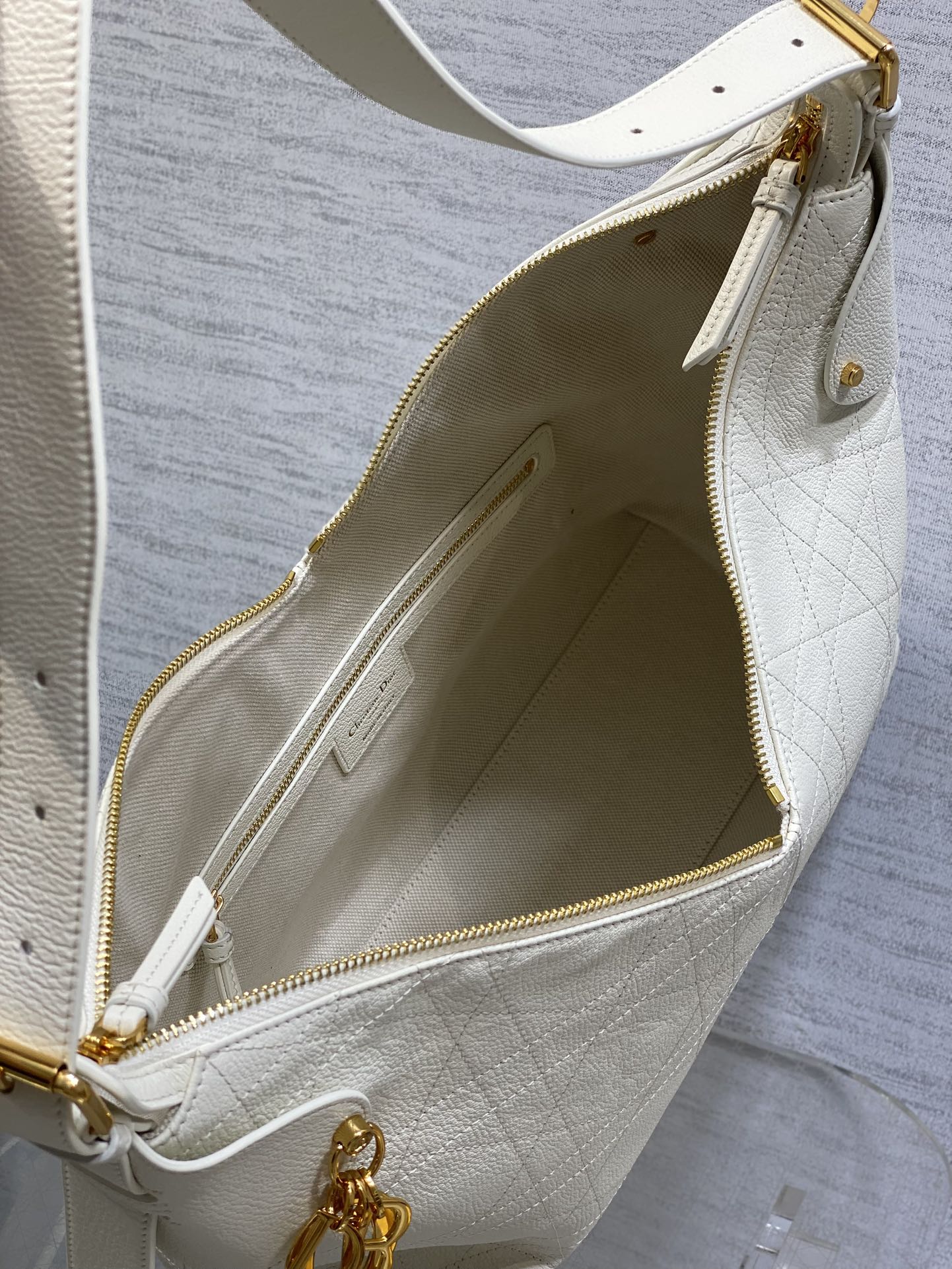 现货‼️新款手袋DIOR VOYAGE系列，太酷了吧，全新的包形运动感十足，无法拒绝的高级感，复古的油蜡