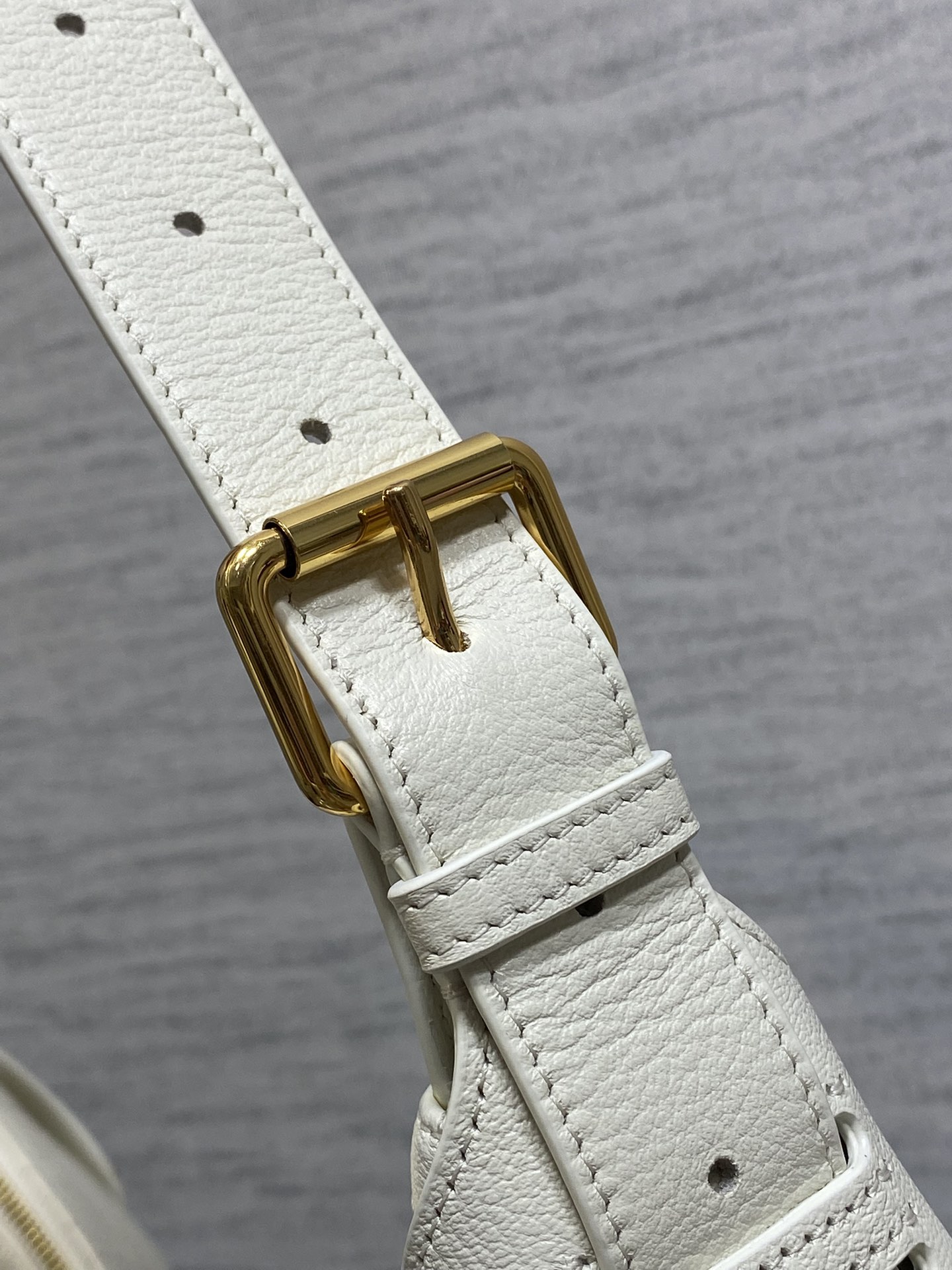 现货‼️新款手袋DIOR VOYAGE系列，太酷了吧，全新的包形运动感十足，无法拒绝的高级感，复古的油蜡