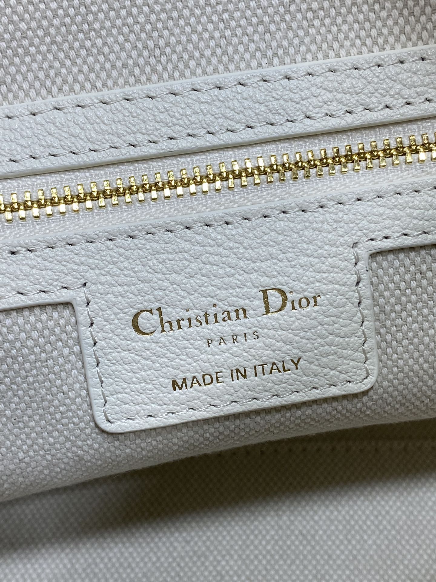 现货‼️新款手袋DIOR VOYAGE系列，太酷了吧，全新的包形运动感十足，无法拒绝的高级感，复古的油蜡