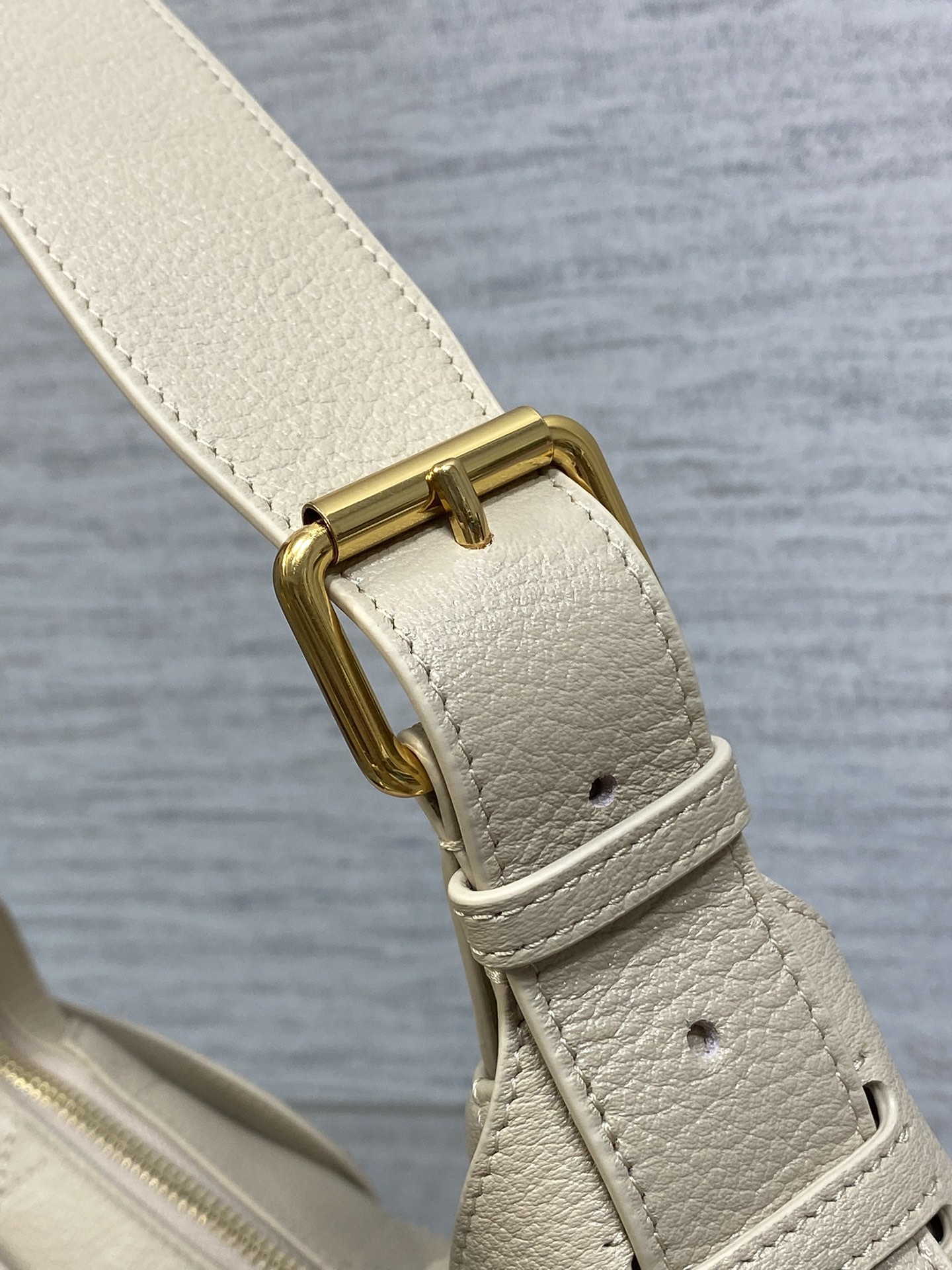 现货‼️新款手袋DIOR VOYAGE系列，太酷了吧，全新的包形运动感十足，无法拒绝的高级感，复古的油蜡