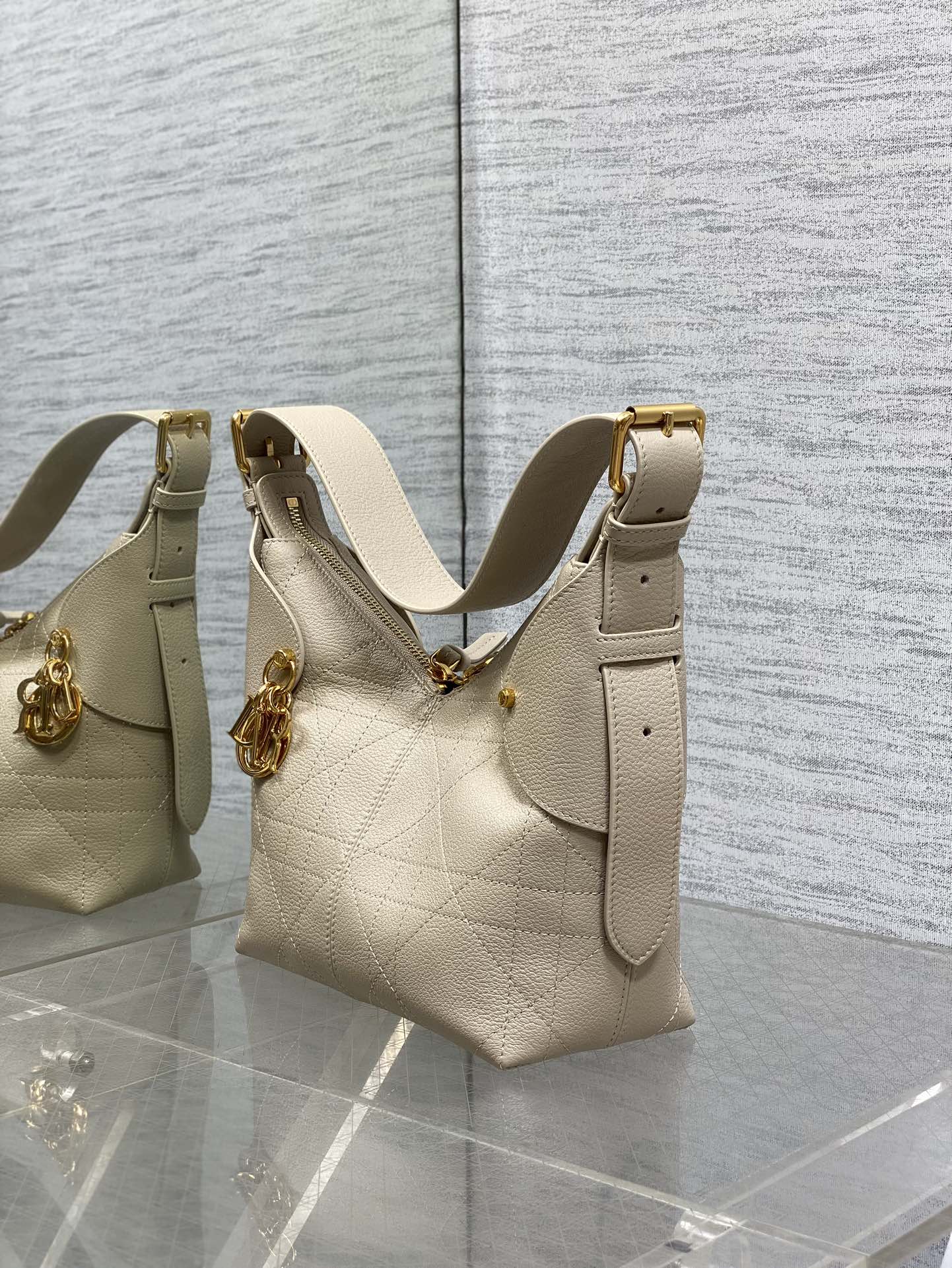 现货‼️新款手袋DIOR VOYAGE系列，太酷了吧，全新的包形运动感十足，无法拒绝的高级感，复古的油蜡