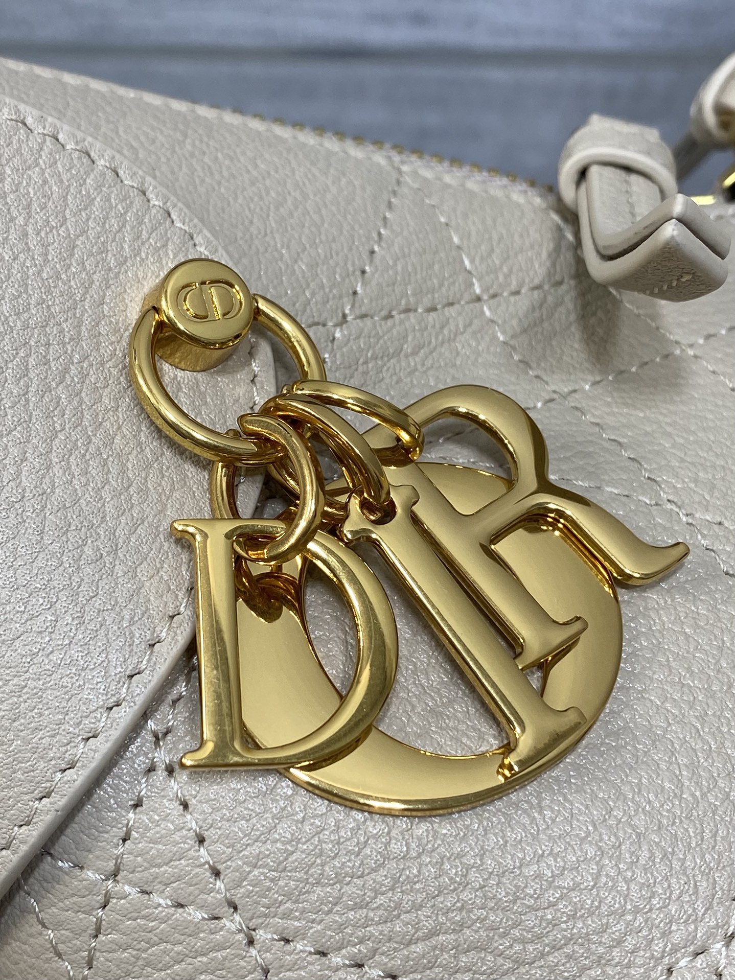 现货‼️新款手袋DIOR VOYAGE系列，太酷了吧，全新的包形运动感十足，无法拒绝的高级感，复古的油蜡