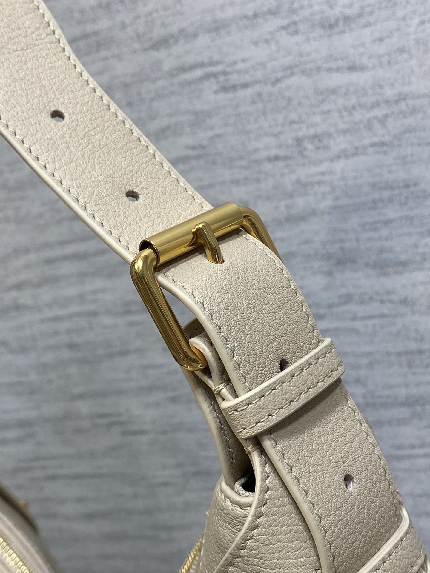 现货‼️新款手袋DIOR VOYAGE系列，太酷了吧，全新的包形运动感十足，无法拒绝的高级感，复古的油蜡