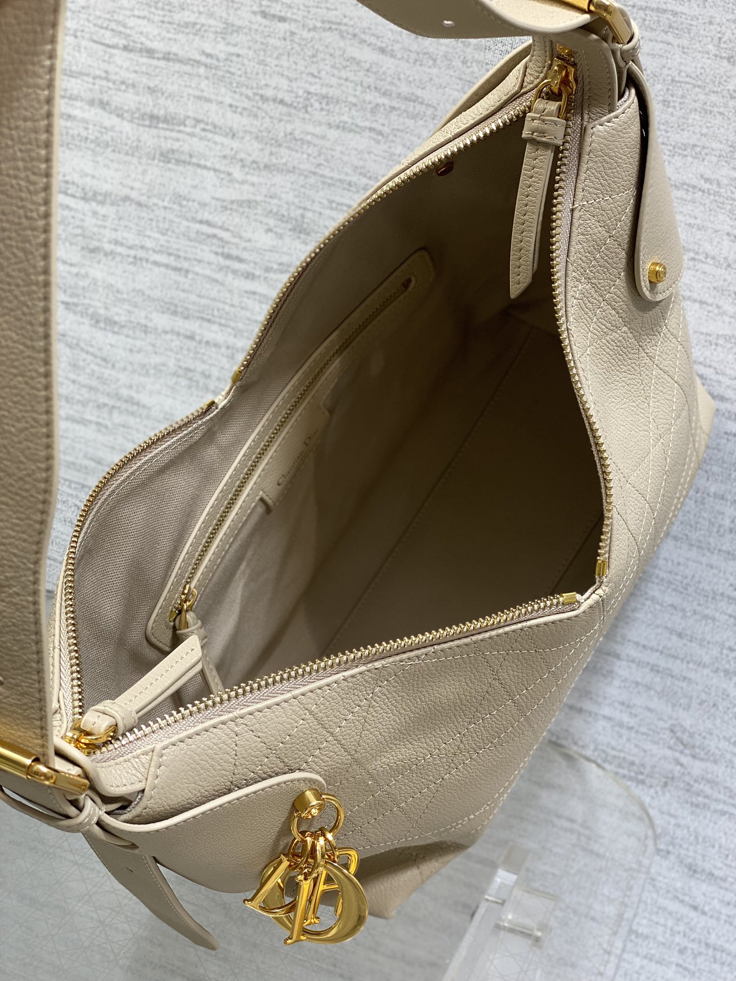 现货‼️新款手袋DIOR VOYAGE系列，太酷了吧，全新的包形运动感十足，无法拒绝的高级感，复古的油蜡