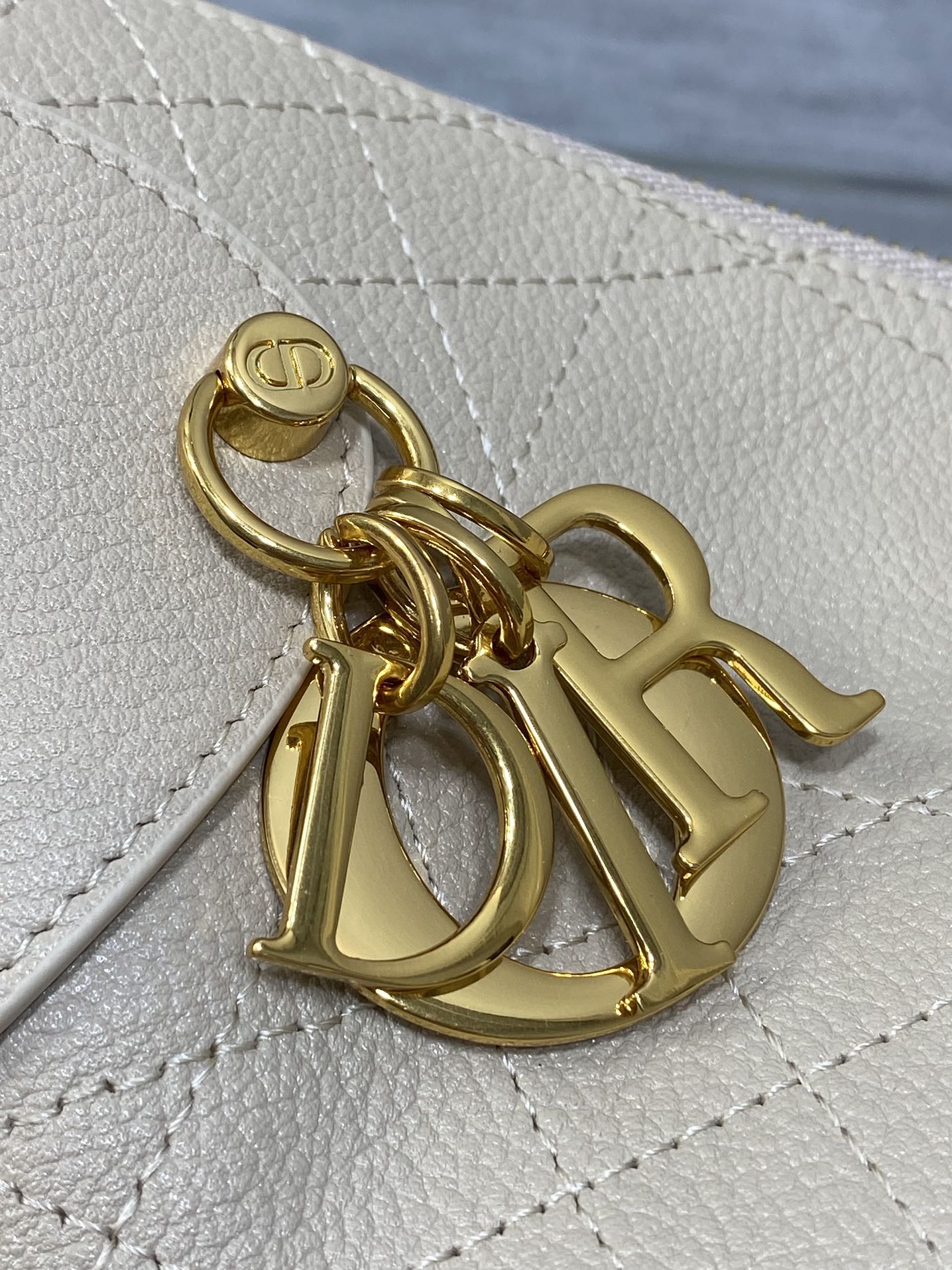 现货‼️新款手袋DIOR VOYAGE系列，太酷了吧，全新的包形运动感十足，无法拒绝的高级感，复古的油蜡