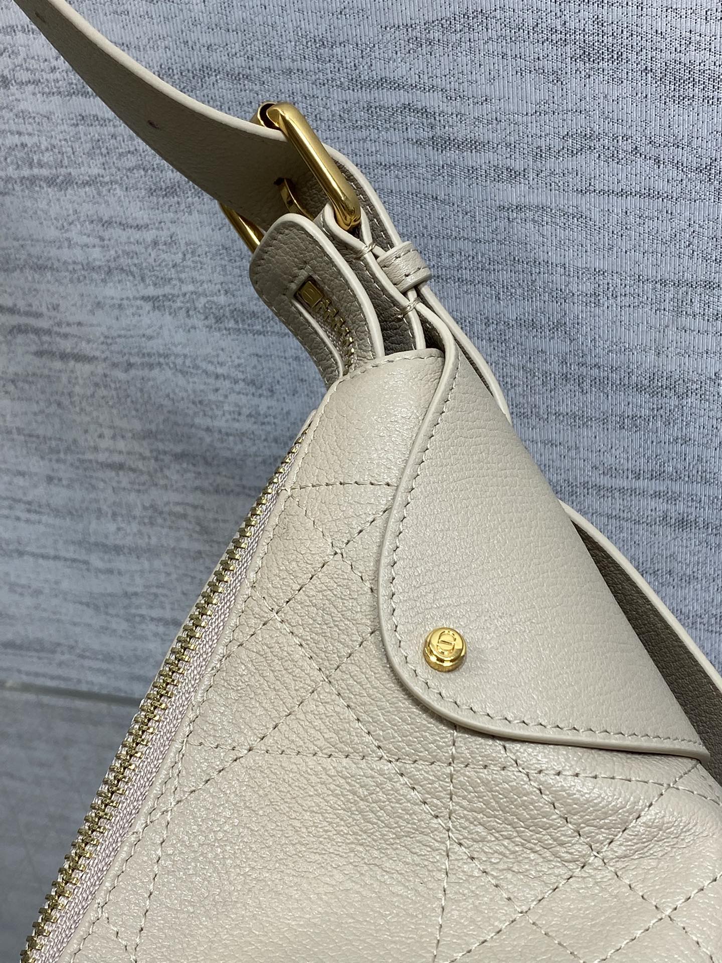 现货‼️新款手袋DIOR VOYAGE系列，太酷了吧，全新的包形运动感十足，无法拒绝的高级感，复古的油蜡