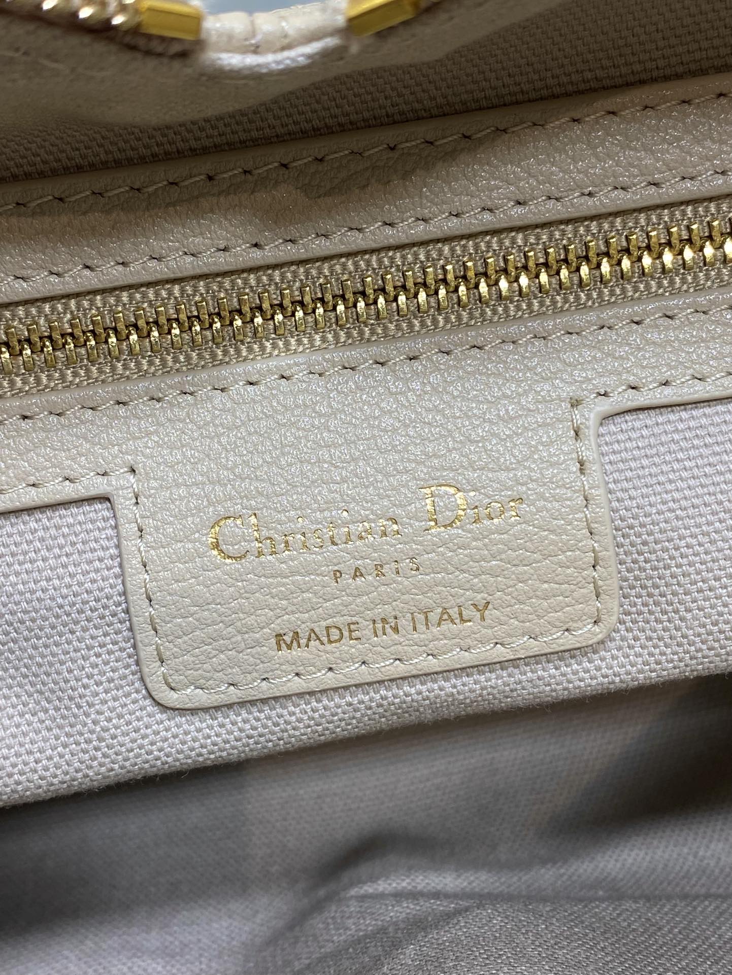 现货‼️新款手袋DIOR VOYAGE系列，太酷了吧，全新的包形运动感十足，无法拒绝的高级感，复古的油蜡