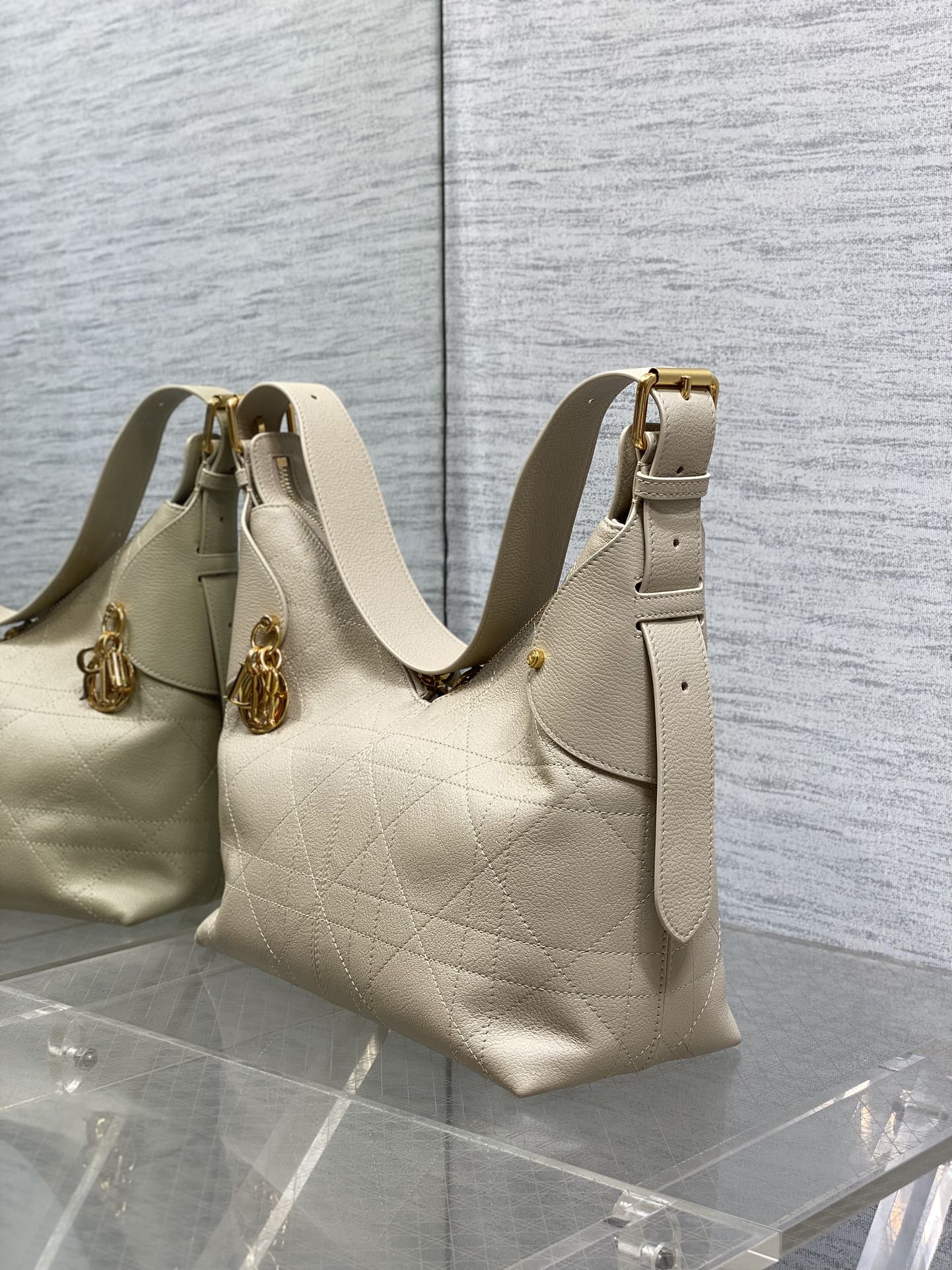 现货‼️新款手袋DIOR VOYAGE系列，太酷了吧，全新的包形运动感十足，无法拒绝的高级感，复古的油蜡