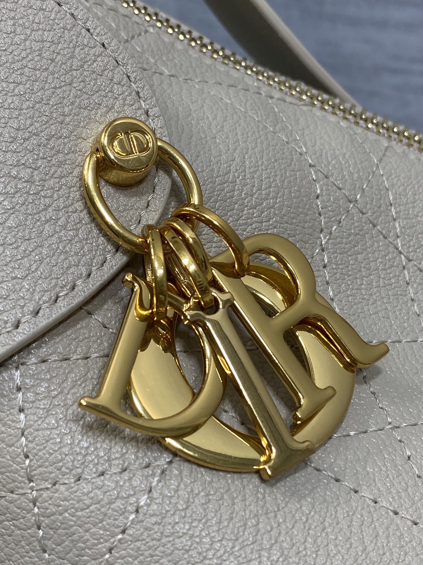 现货‼️新款手袋DIOR VOYAGE系列，太酷了吧，全新的包形运动感十足，无法拒绝的高级感，复古的油蜡